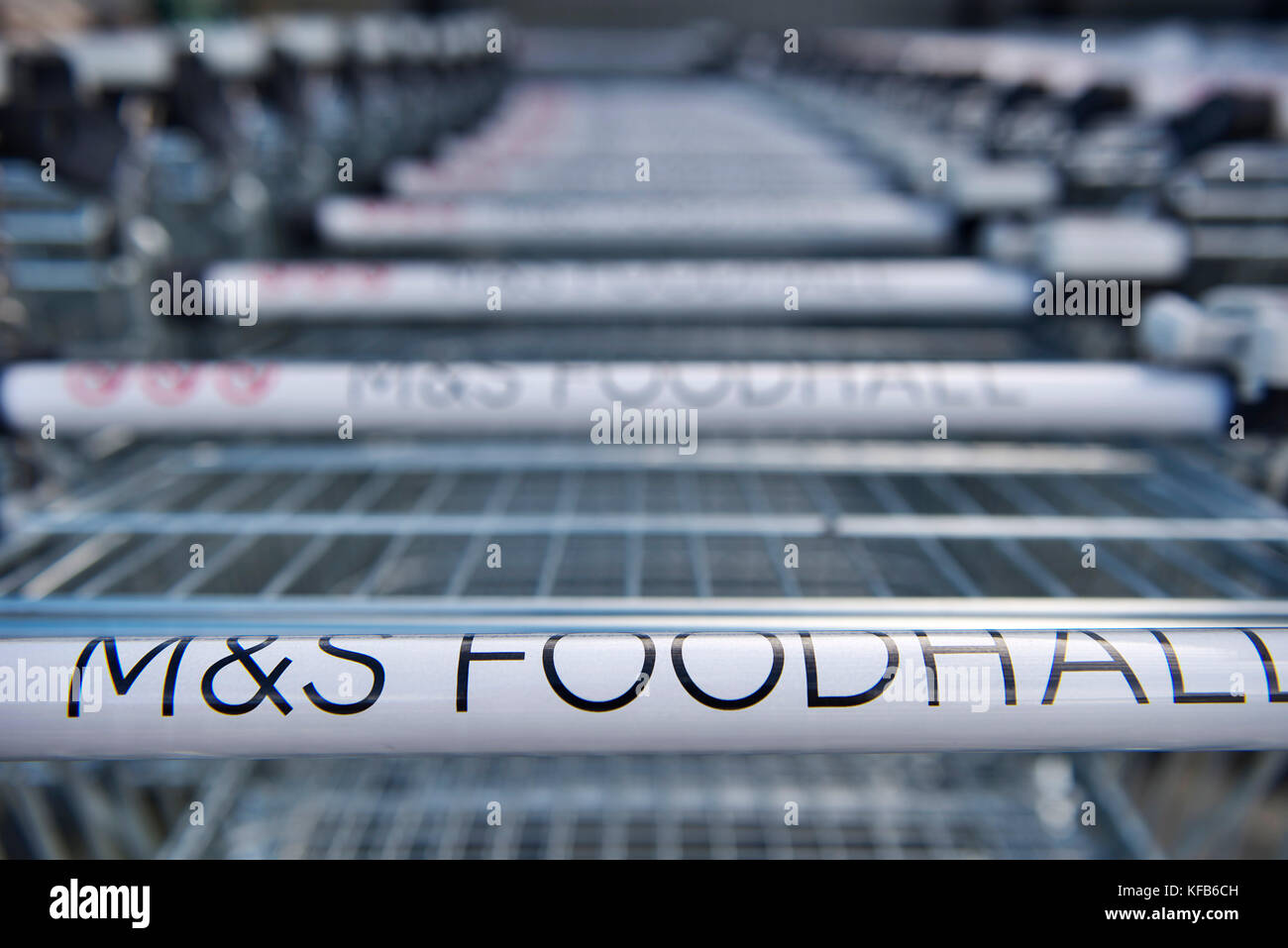 Carrelli da Marks & Spencer foodhall in una riga al di fuori del supermercato a Londra in Inghilterra Foto Stock