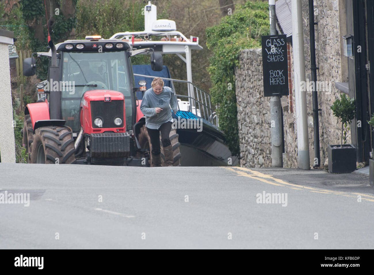 Viaggio turistico barche trasportato attraverso St Davids in Galles per la manutenzione ecc. Foto Stock