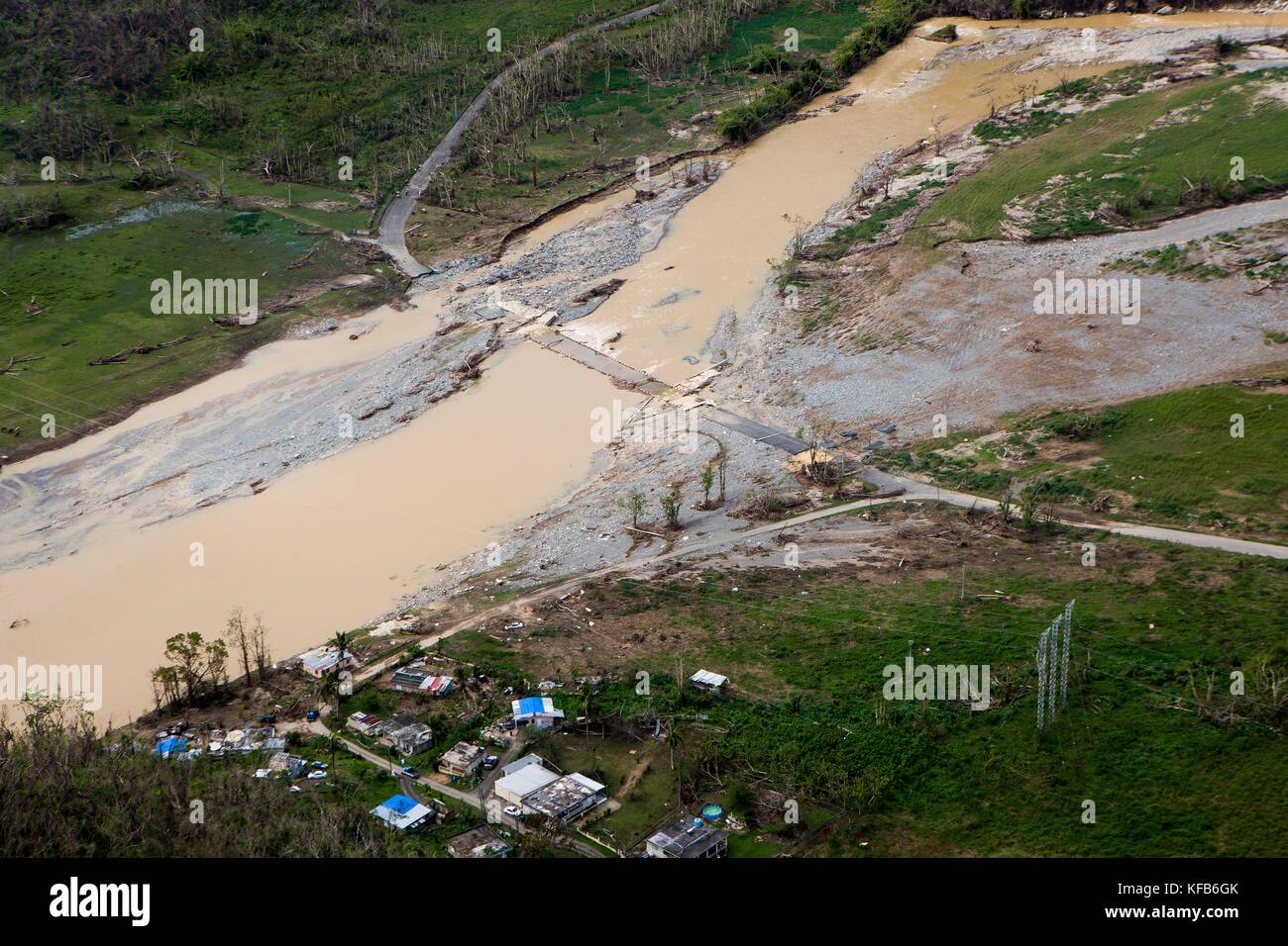 Vista aerea di un'autostrada rotta e dell'inondazione del fiume Rio Charco Abajo dopo l'uragano Maria, 15 ottobre 2017, a Utuado, Porto Rico. (Foto di Andrea Booher via Planetpix) Foto Stock