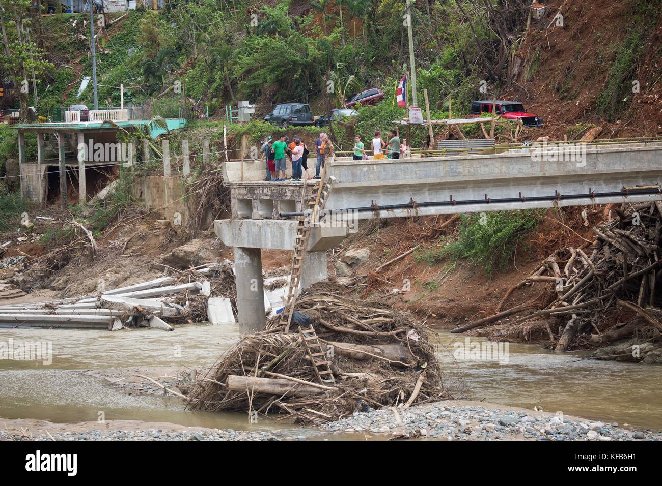 Un ponte rotto si trova sul fiume Rio Charco Abajo allagato dopo l'uragano Maria, 15 ottobre 2017, a Utuado, Porto Rico. (Foto di Andrea Booher via Planetpix) Foto Stock