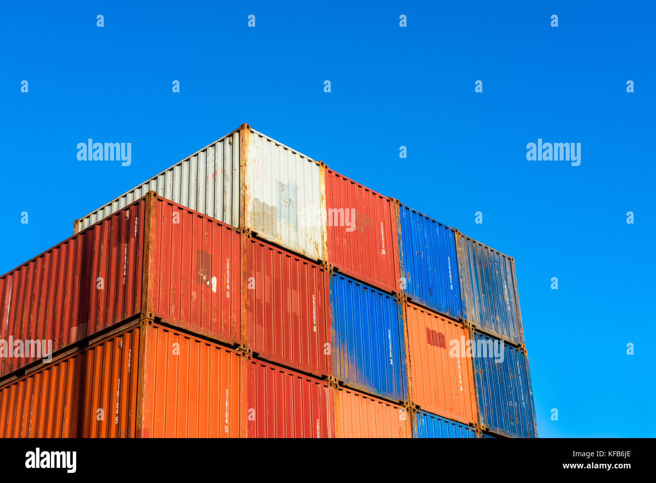 Impilate i contenitori di carico nel porto di Rotterdam Paesi Bassi Foto Stock