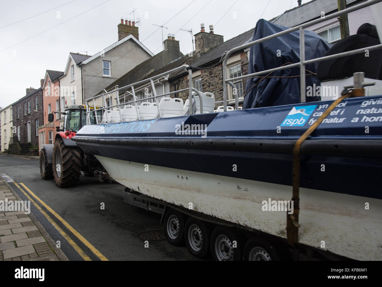 Viaggio turistico barche trasportato attraverso St Davids in Galles per la manutenzione ecc. Foto Stock