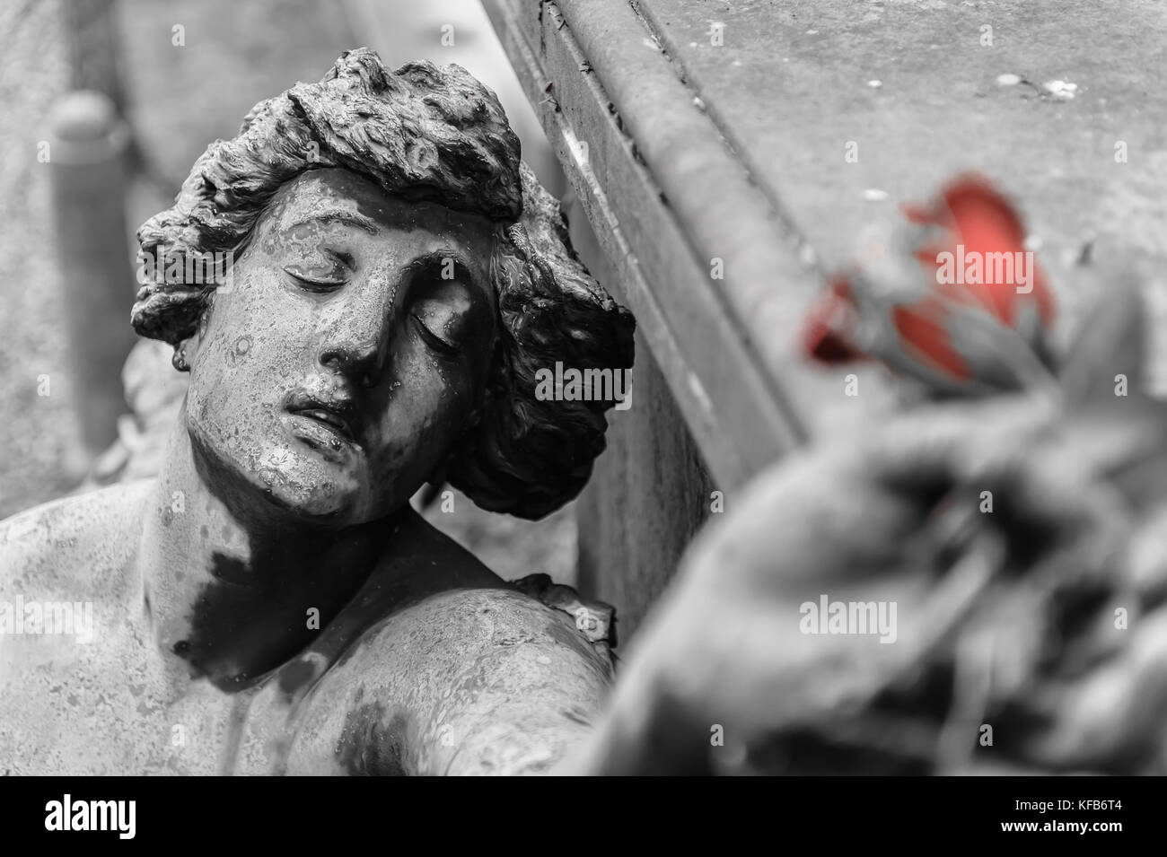 Statua di giovane uomo con una rosa nel cimitero di staglieno, Genova, Italia Foto Stock