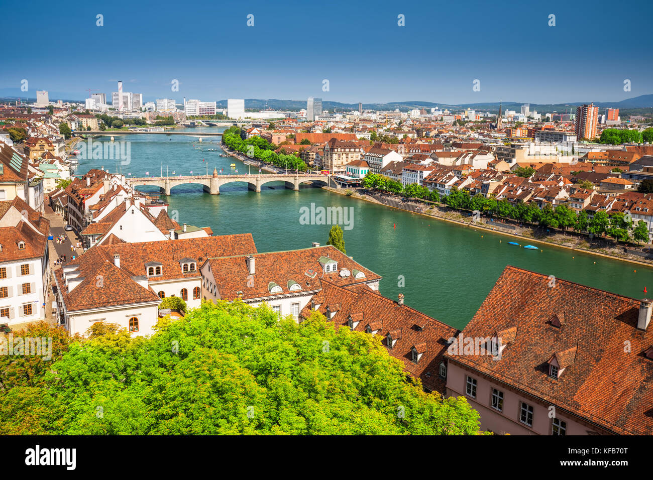 Centro storico di Basilea con il fiume Reno, Svizzera, Europa. Basilea è una città della Svizzera nord-occidentale del fiume Reno e terzo-più-popu Foto Stock