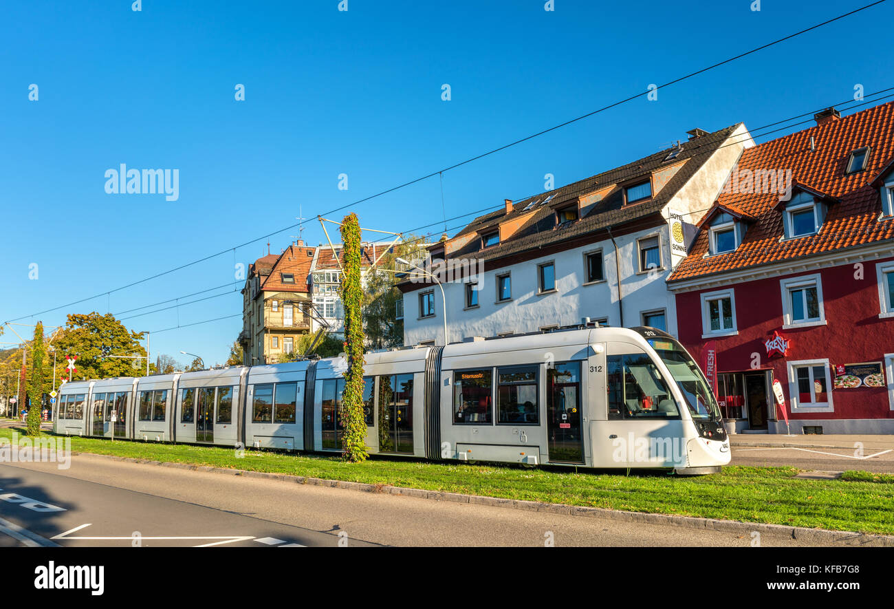 Freiburg im Breisgau, Germania - 14 ottobre 2017: caf urbos 100 tram in centro città. Il tram di Friburgo rete consiste di 5 linee con 73 si arresta. Foto Stock