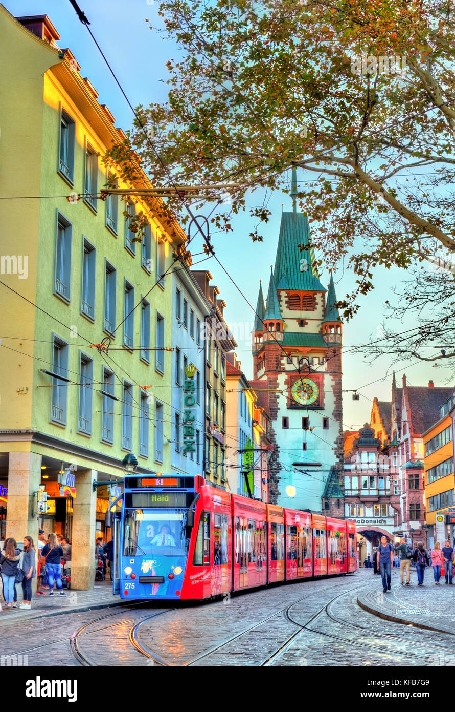 Freiburg im Breisgau, Germania - 14 ottobre 2017: siemens combino tram nella città vecchia. Il tram di Friburgo rete consiste di 5 linee con 73 si arresta. Foto Stock