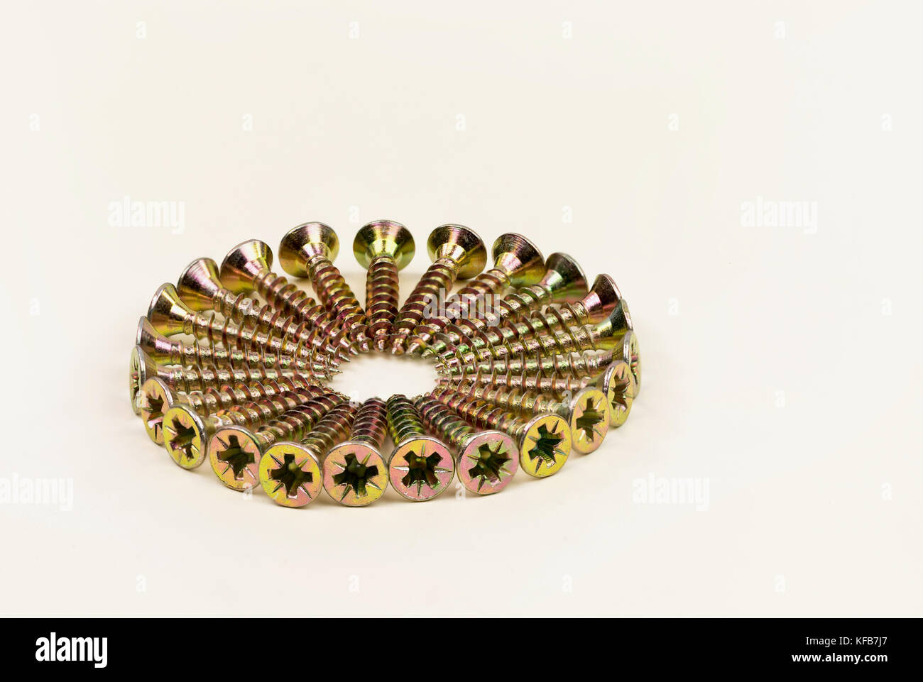 Cerchio di placcato oro testa svasata viti per legno Foto Stock