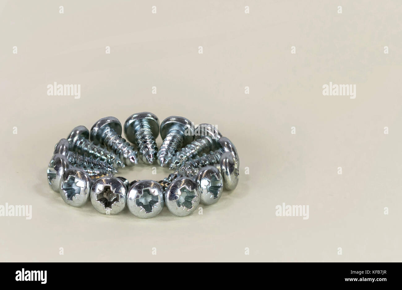 Cerchio di piccole placcato in zinco testa pan viti per legno Foto Stock