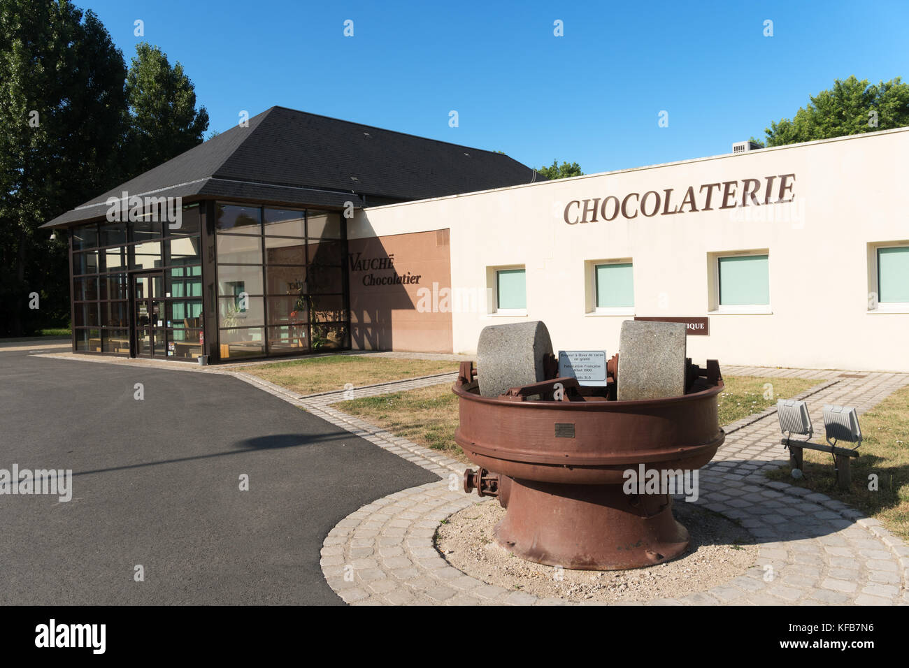 Chocolaterie di Max Vauché, artigiano cioccolatiere, con il vecchio mulino di cioccolato in primo piano, Bracieux, Loir-et-Cher, Francia, Europa Foto Stock