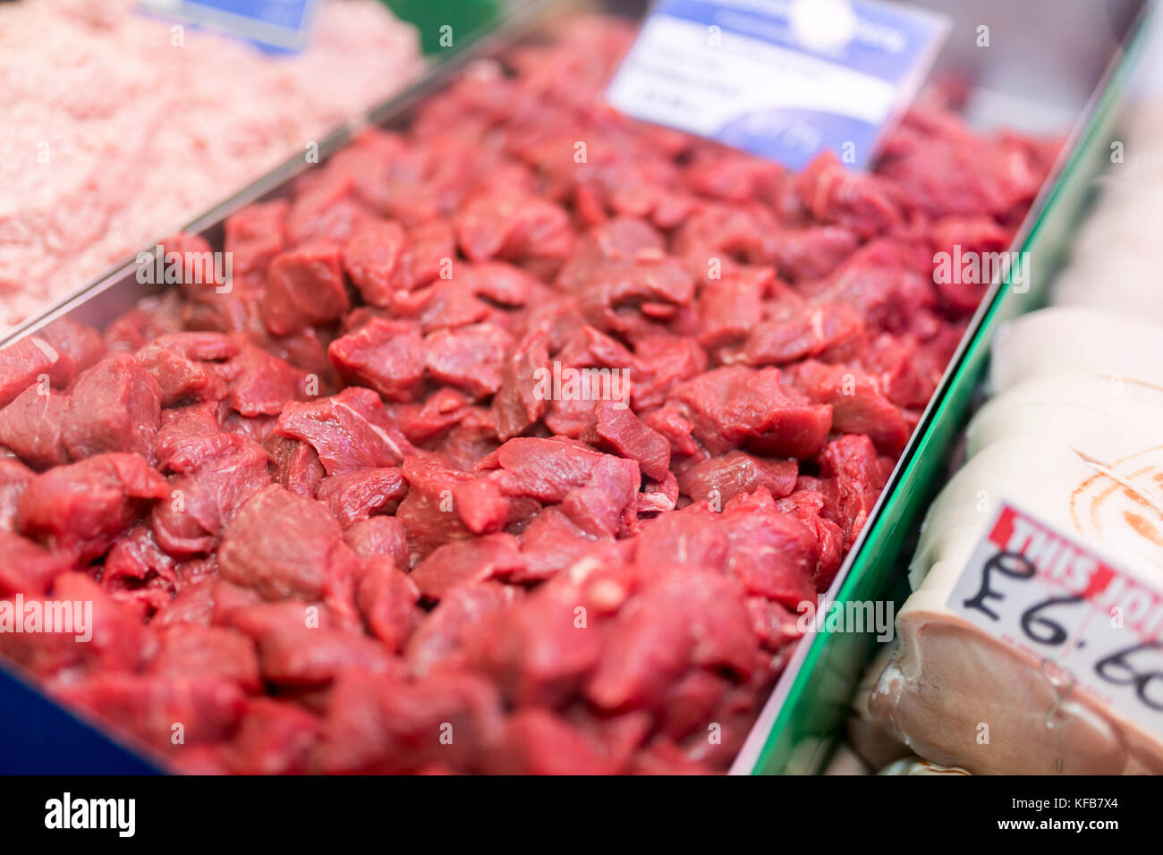 Il vassoio delle migliori carni bovine cottura bistecca steso su un mercato in stallo nello Yorkshire, Inghilterra nel Regno Unired Foto Stock
