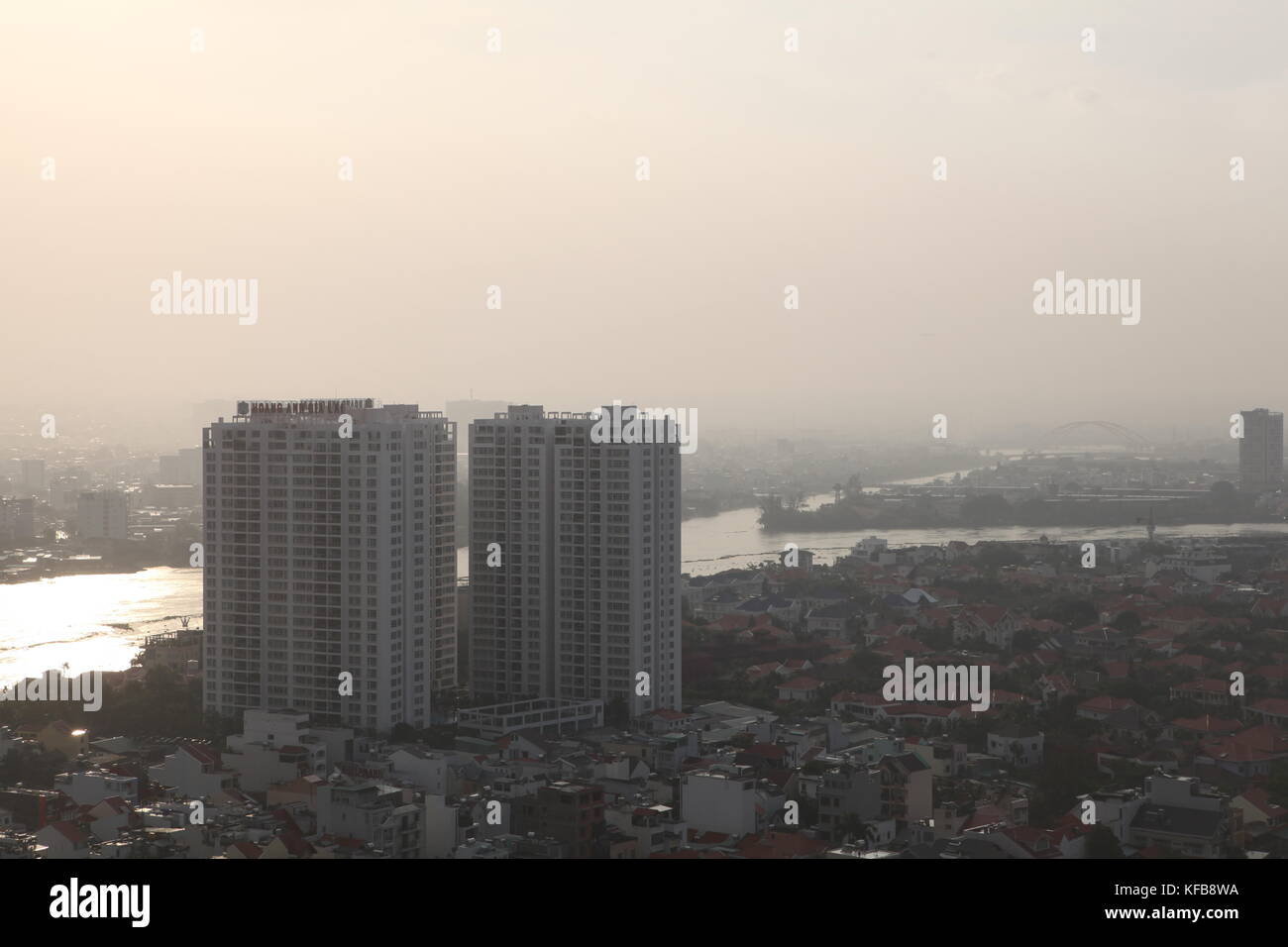 Skyline della città in Vietnam, il Fiume Saigon, Città di Ho Chi Minh Foto Stock