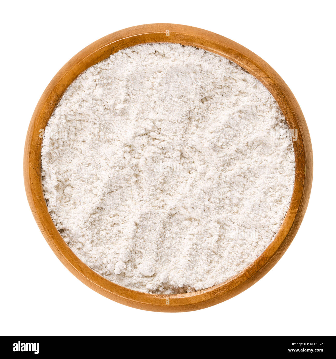 Farina di grano duro nella ciotola di legno. tutta la farina di grano, anche farina integrale. bianco sostanza polverulenta e ingrediente alimentare base, utilizzato in cottura. foto. Foto Stock