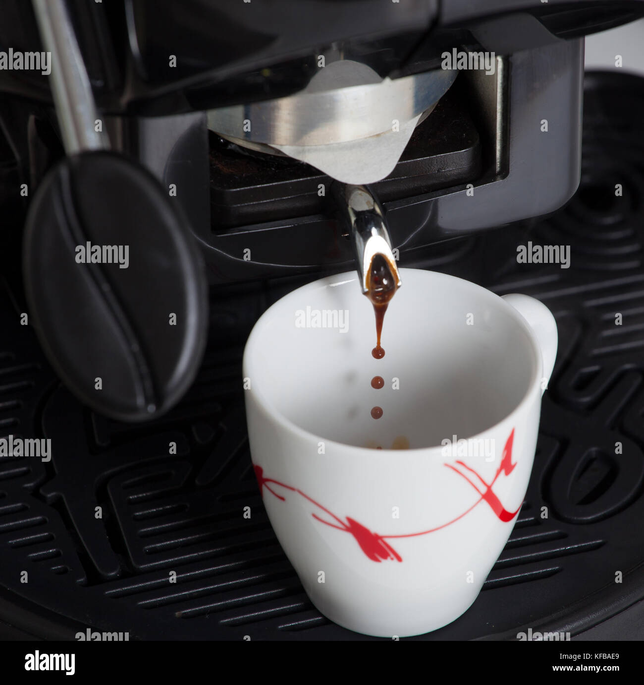 Macchina espresso caffè con cialde di carta. Foto Stock