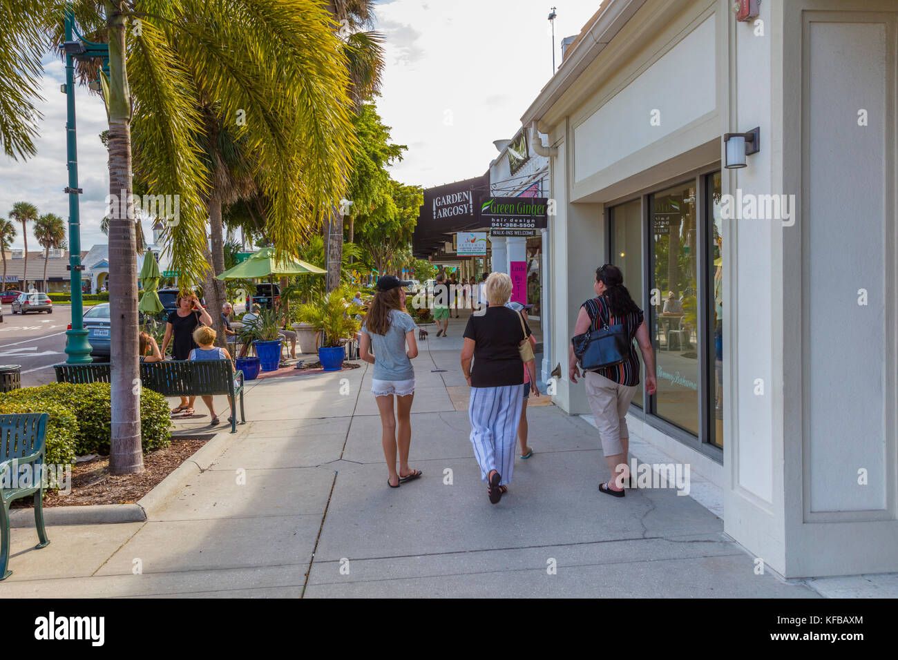 Gente che fa shopping al St. Armands Circle sulla chiave del Lido a Sarasota, Florida Foto Stock