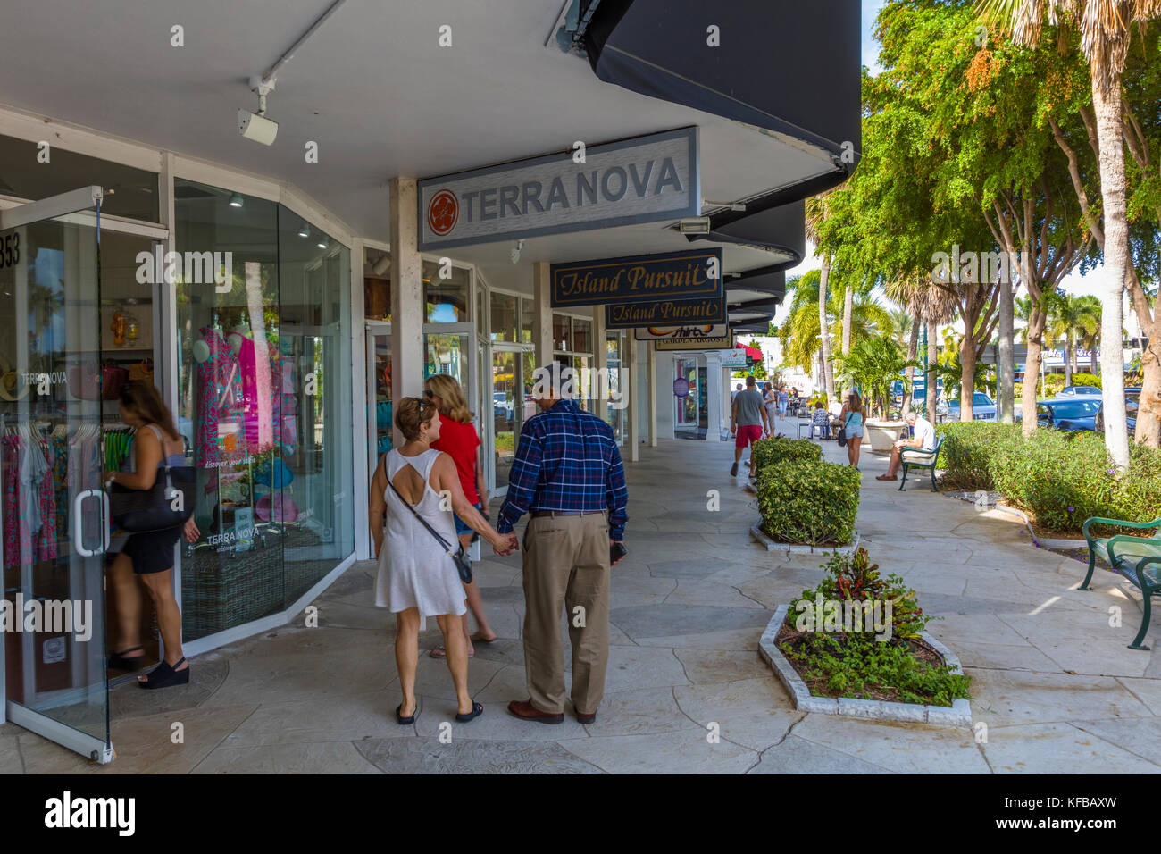 People shopping su st. Armands Circle sul lido key in Sarasota Florida Foto Stock
