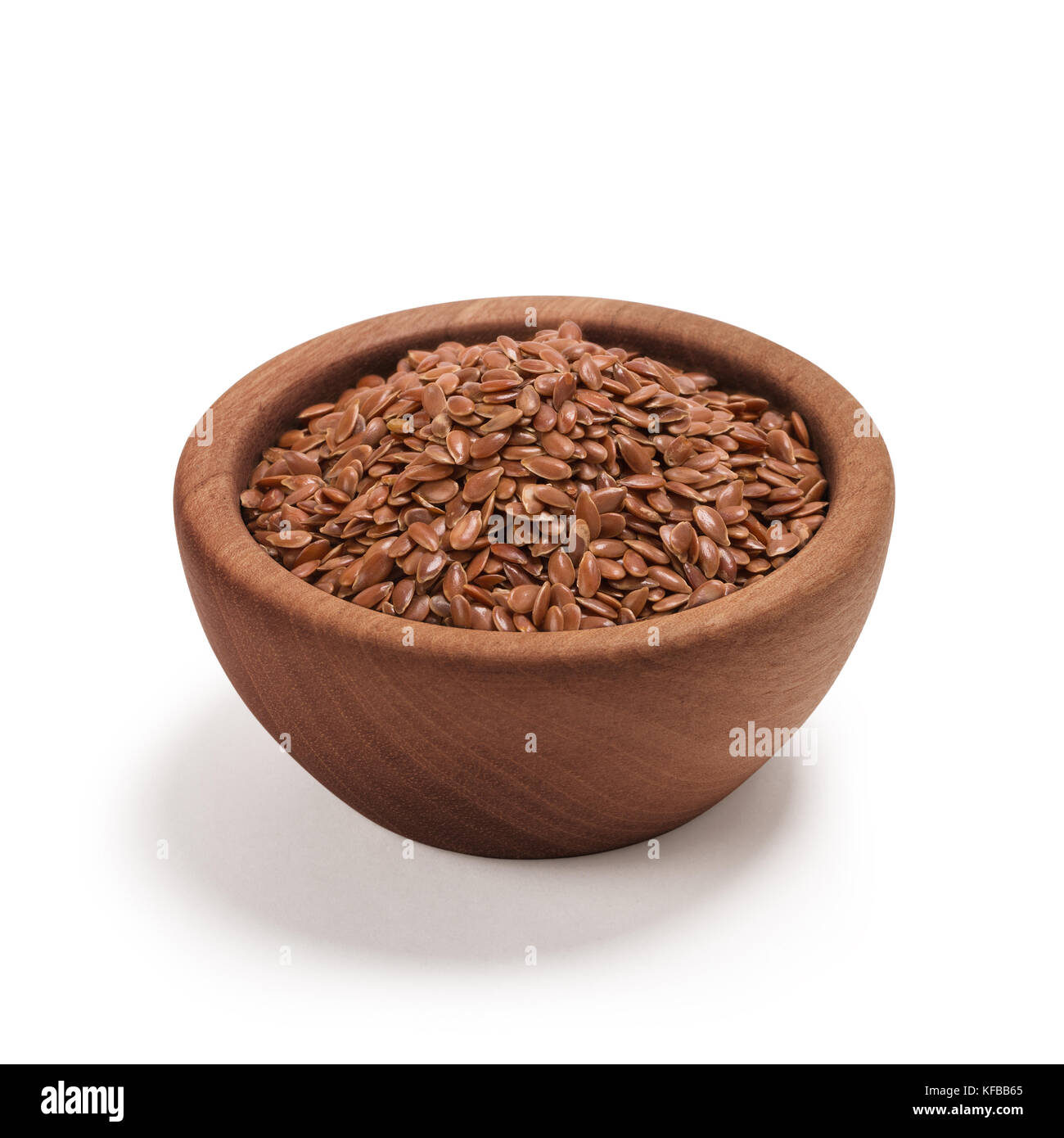 Semi di lino, semi di lino, semi di lin close-up brown di semi di lino o semi di lino in una ciotola di legno, isolato su bianco. Foto Stock