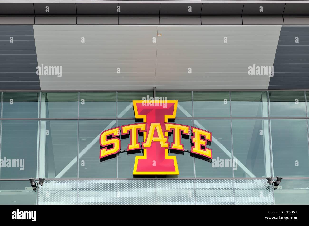 Università logo sopra l'ingresso est a Jack Trice Stadium nel campus di Iowa State University di Ames, Iowa, USA. Foto Stock