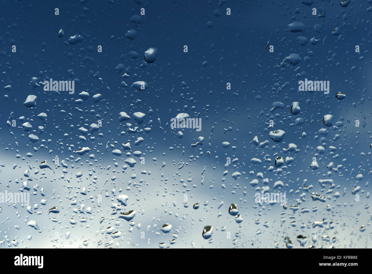 Pioggia di gocce di acqua sul vetro di windows Foto Stock