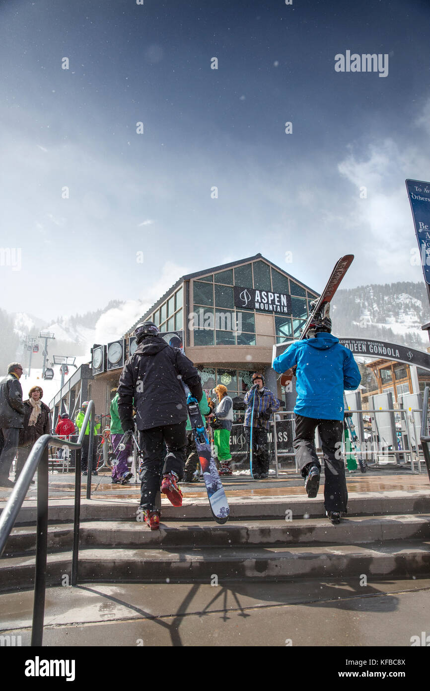 Stati Uniti d'America, colorado, Aspen, gli sciatori a piedi dal gondola alla base di Aspen Mountain, aspen ski resort, AJAX Foto Stock