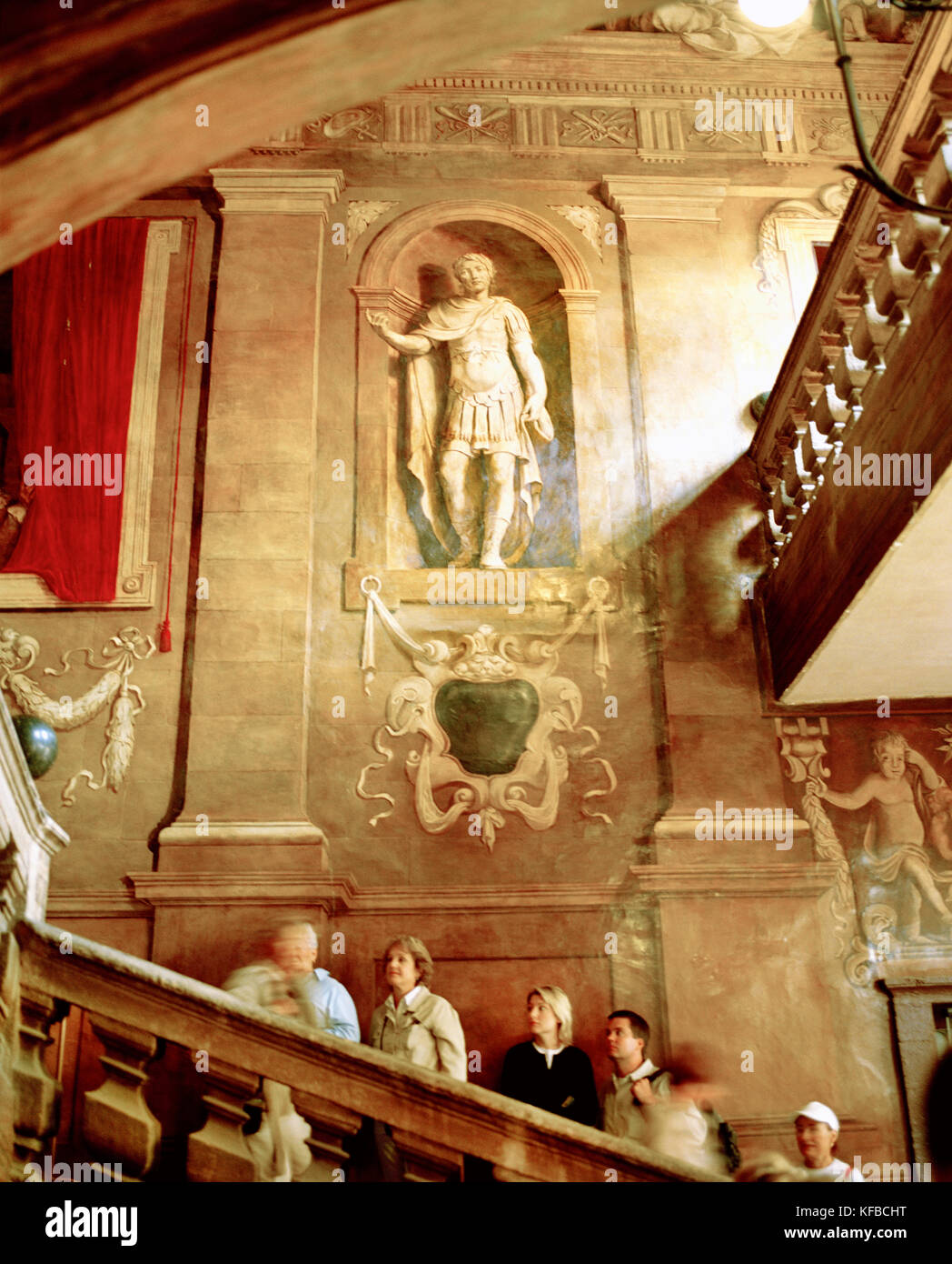 Francia, Riviera Francese, Aix en Provence, turisti osservando un tromp l'oeil in un vecchio edificio per uffici Foto Stock