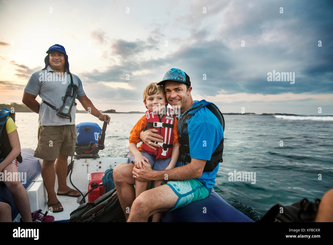 Isole GALAPAGOS, ECUADOR, padre e figlio di viaggio in un zodiac come essi lasciare Fernandina Island Foto Stock