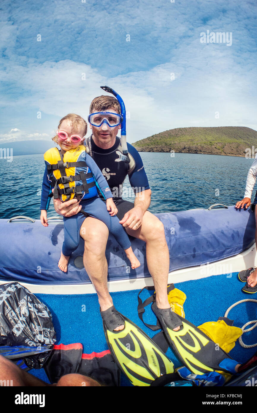 Isole Galapagos, ecuador, individui ottenere pronto ad andare a fare snorkell nelle acque in prossimità di tagus cove Foto Stock