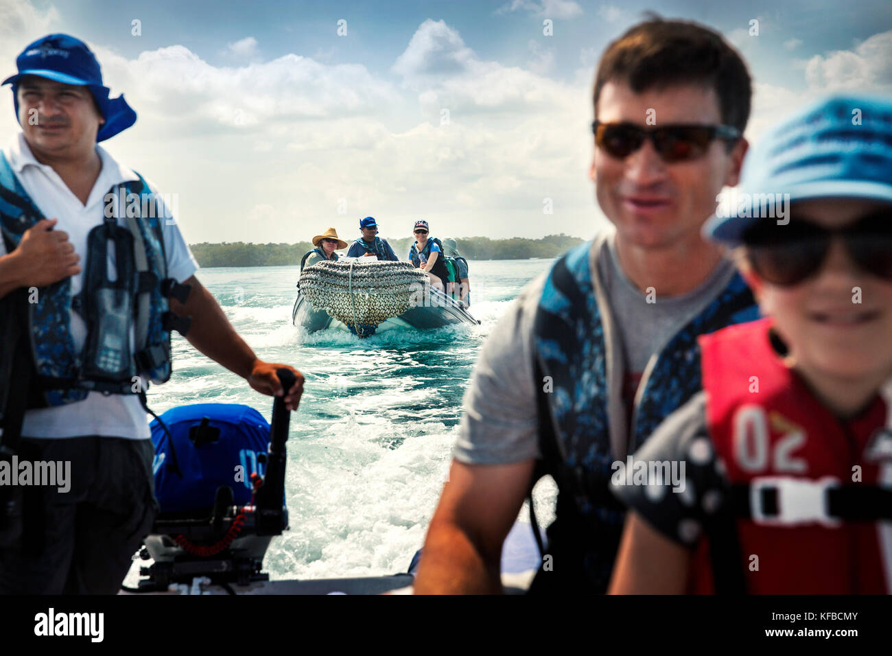 Isole GALAPAGOS, ECUADOR, le persone sulla barca come si entra nella baia di Elisabeth Foto Stock