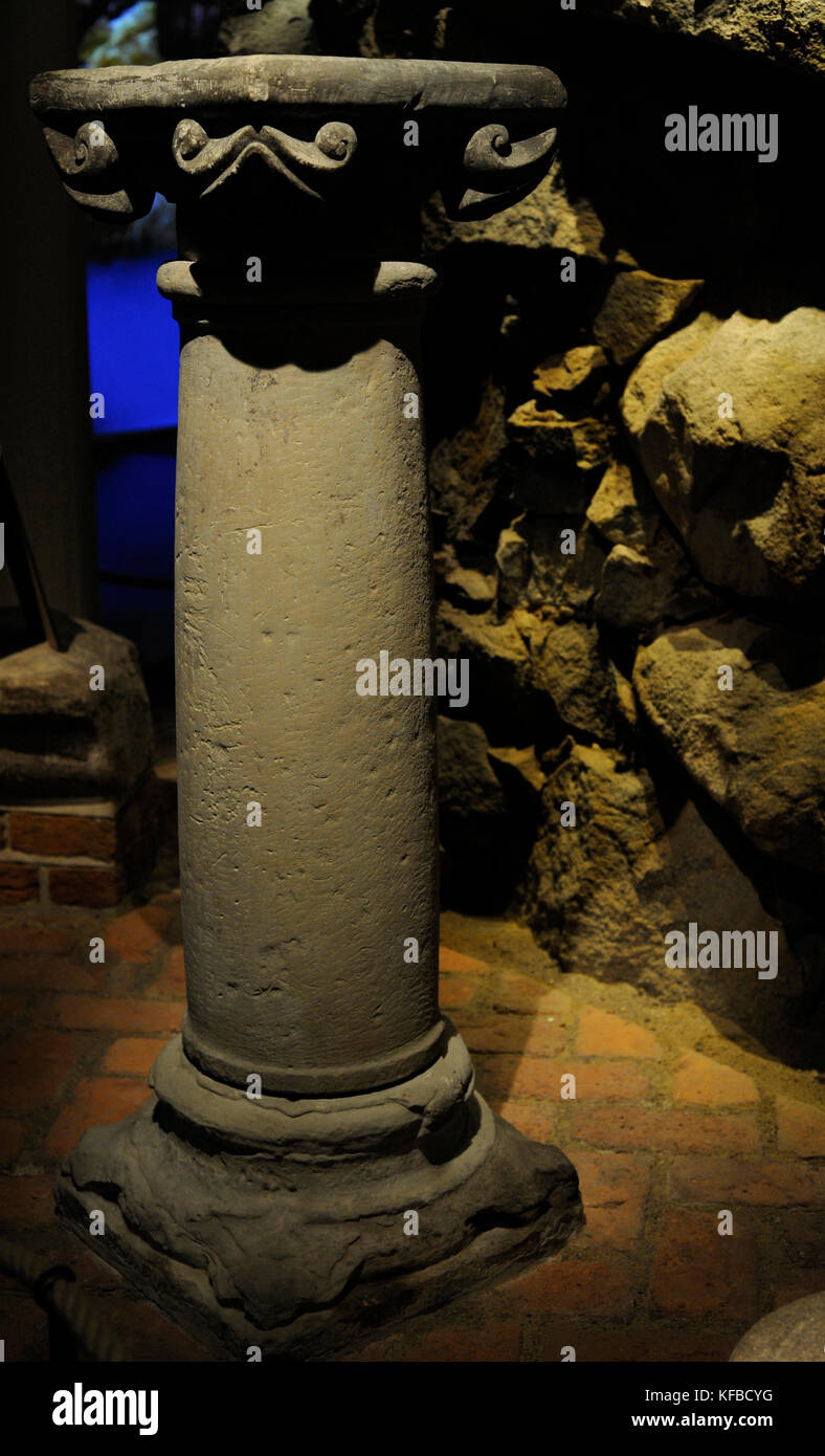 Capitale e colonna. calcare, XIV secolo. Museo storico. Stoccolma Svezia. Foto Stock
