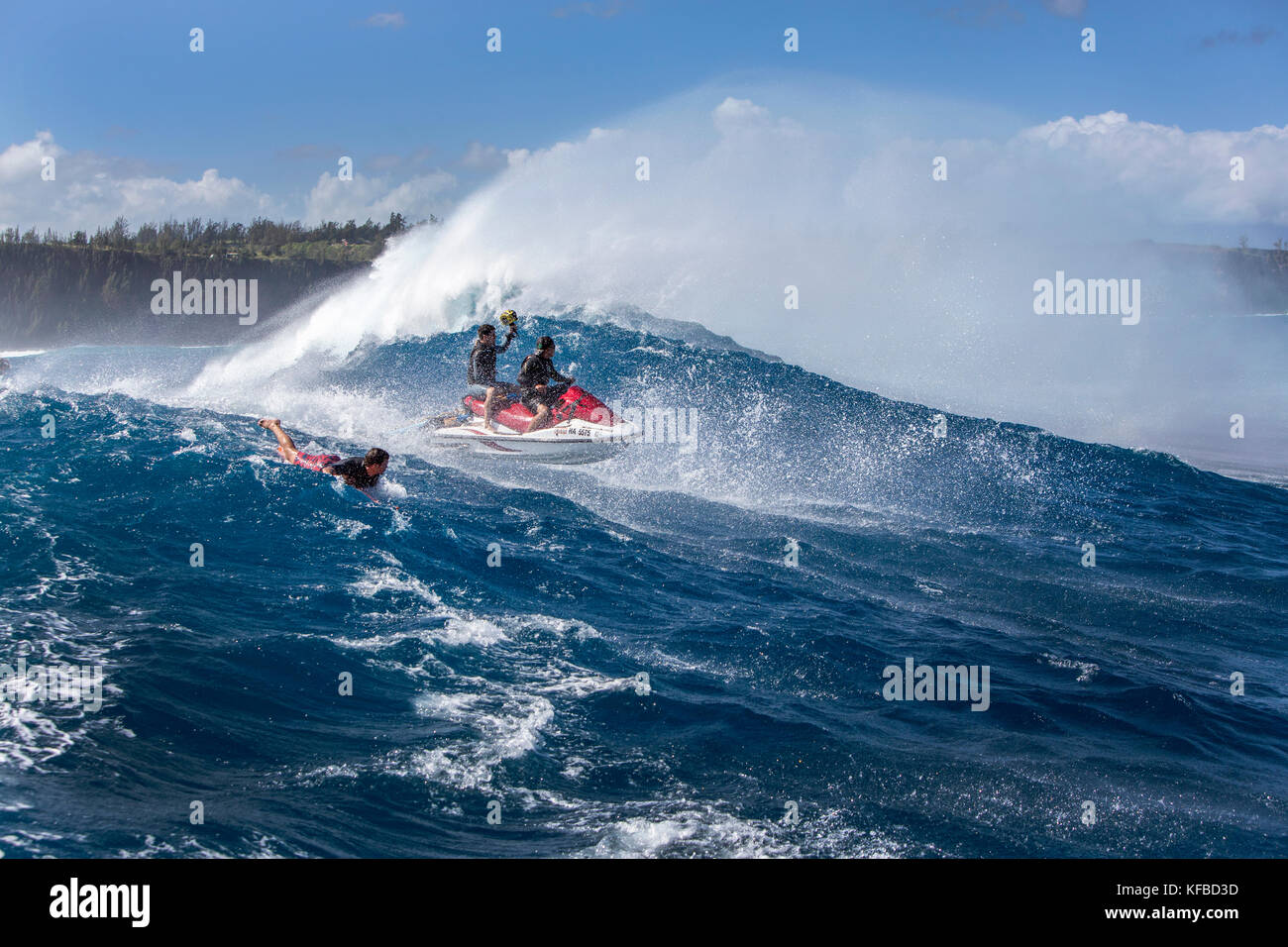 Stati Uniti d'America, Hawaii Maui, ganasce, jet sciatori rotolo su una grande a peahi sulla northshore Foto Stock