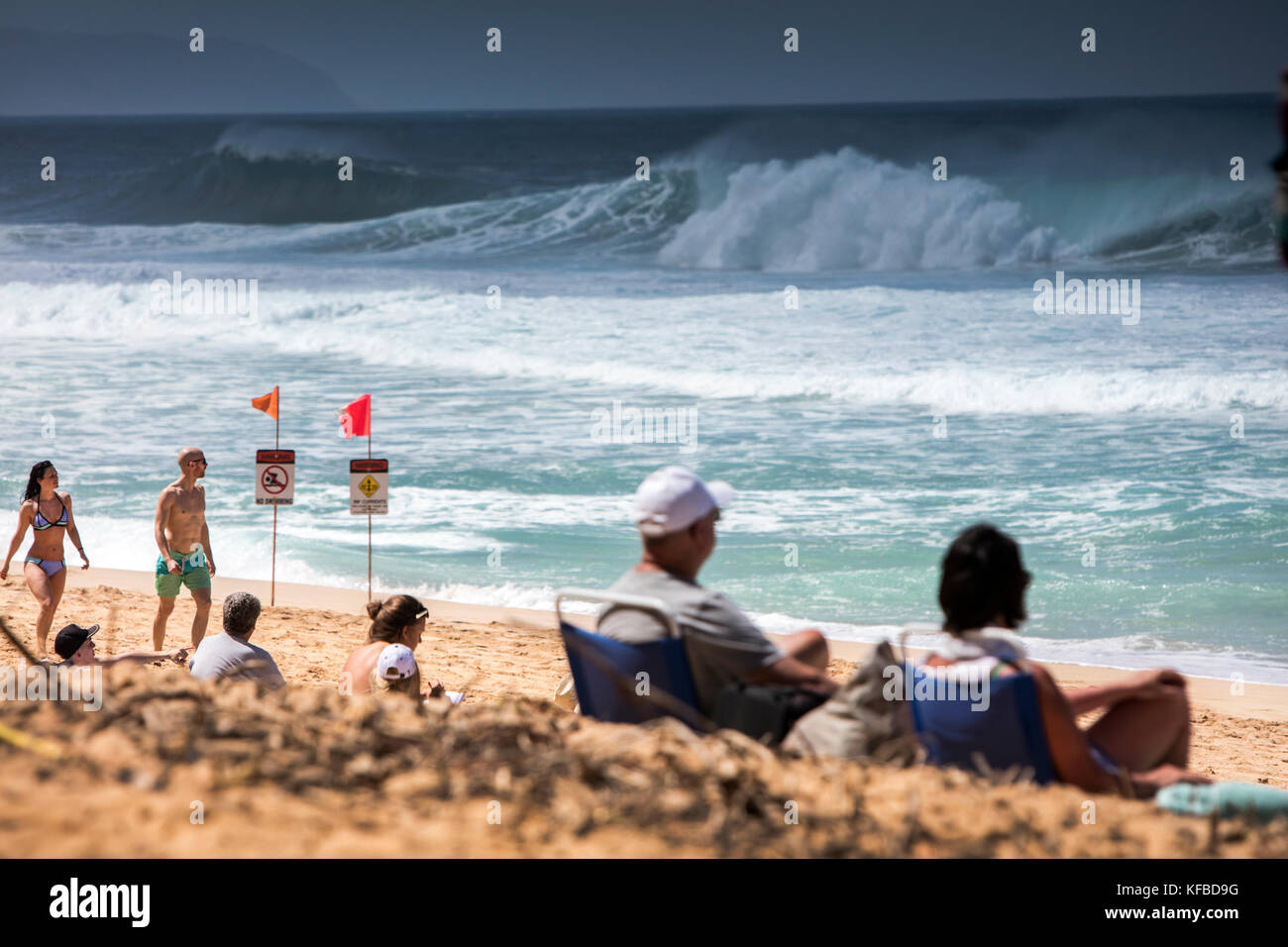 HAWAII, Oahu, North Shore, individui appendere fuori sulla spiaggia di pipeline Foto Stock