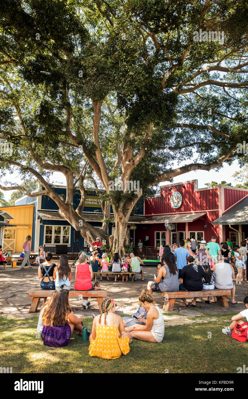 HAWAII, Oahu, North Shore, individui appendere fuori dalla città di Haleiwa Foto Stock
