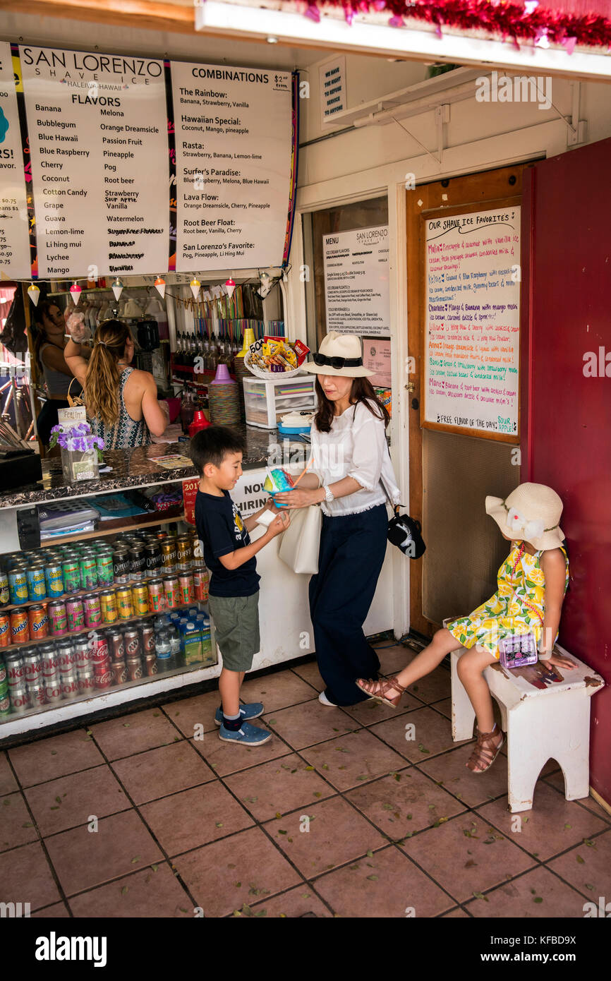 HAWAII, Oahu, North Shore, i turisti hanno la rasatura in ghiaccio Haleiwa Foto Stock