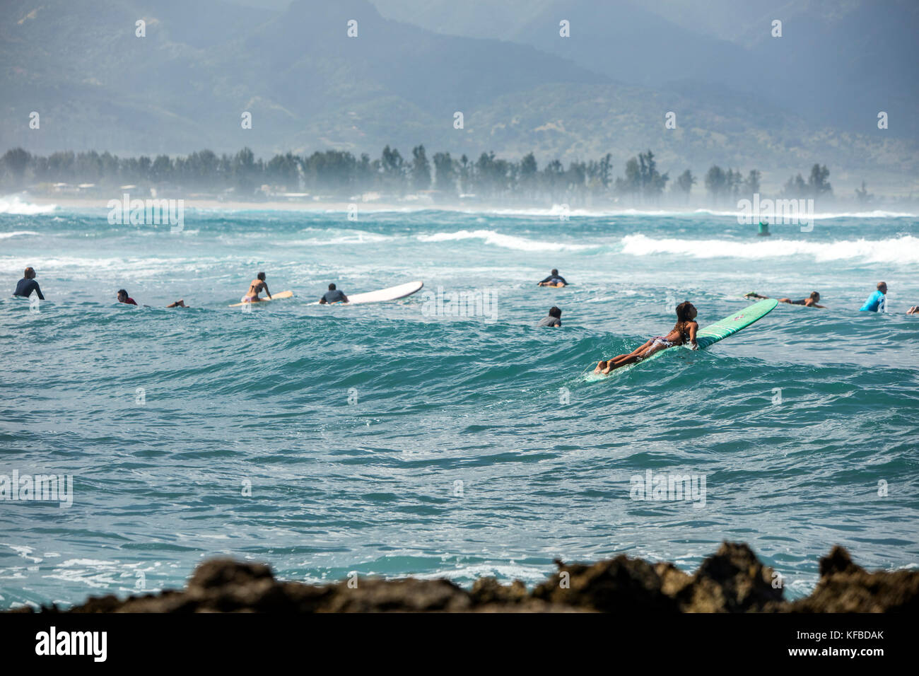 HAWAII, Oahu, North Shore surf individui al punto Puaena Beach Park Foto Stock