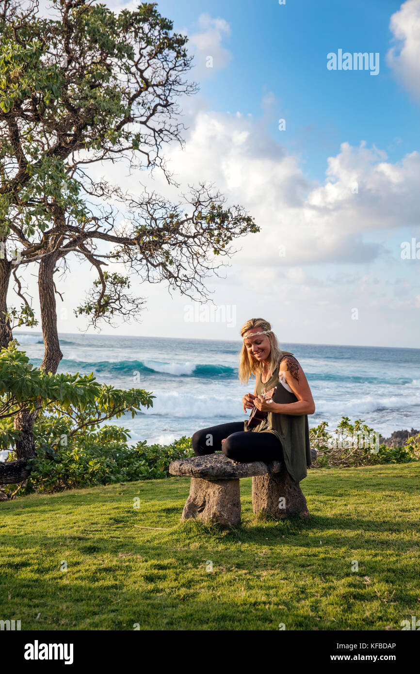 Hawaii, Oahu, North Shore, donna giocando l'ukulele di Turtle Bay Resort Foto Stock