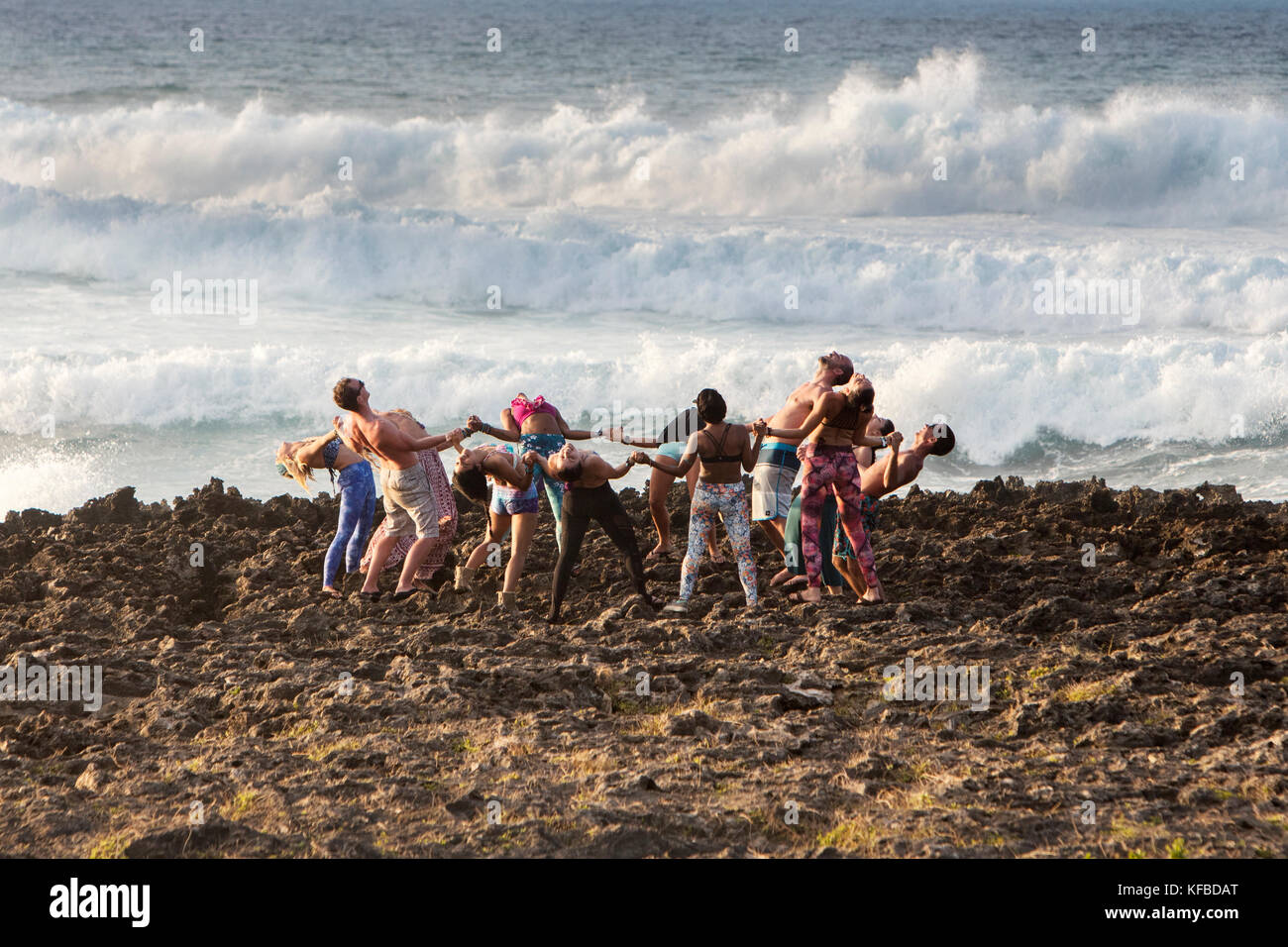 HAWAII, Oahu, North Shore, yoga sulle rocce in prossimità dell'oceano di Turtle Bay Resort Foto Stock
