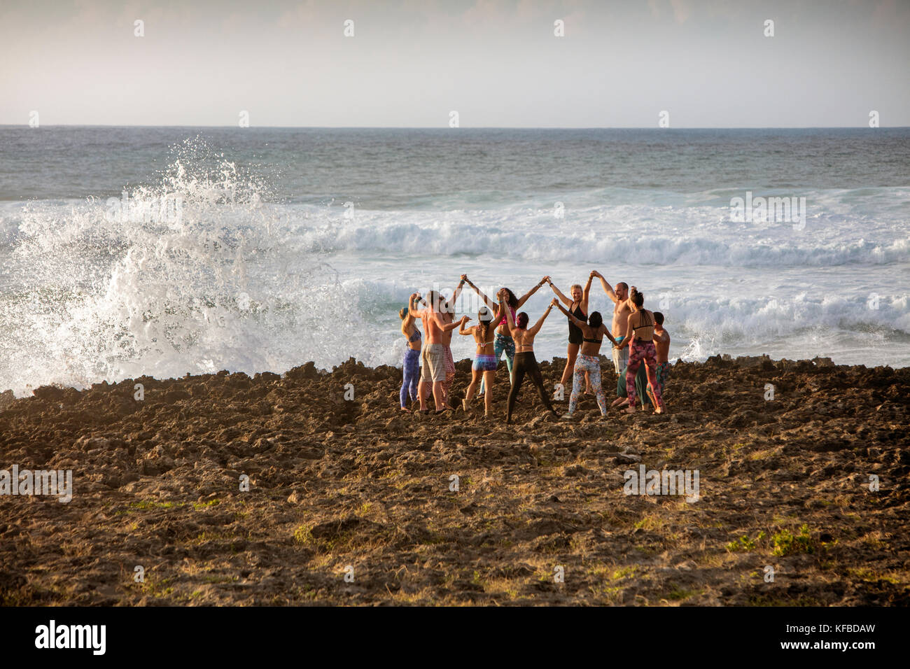 HAWAII, Oahu, North Shore, yoga sulle rocce in prossimità dell'oceano di Turtle Bay Resort Foto Stock