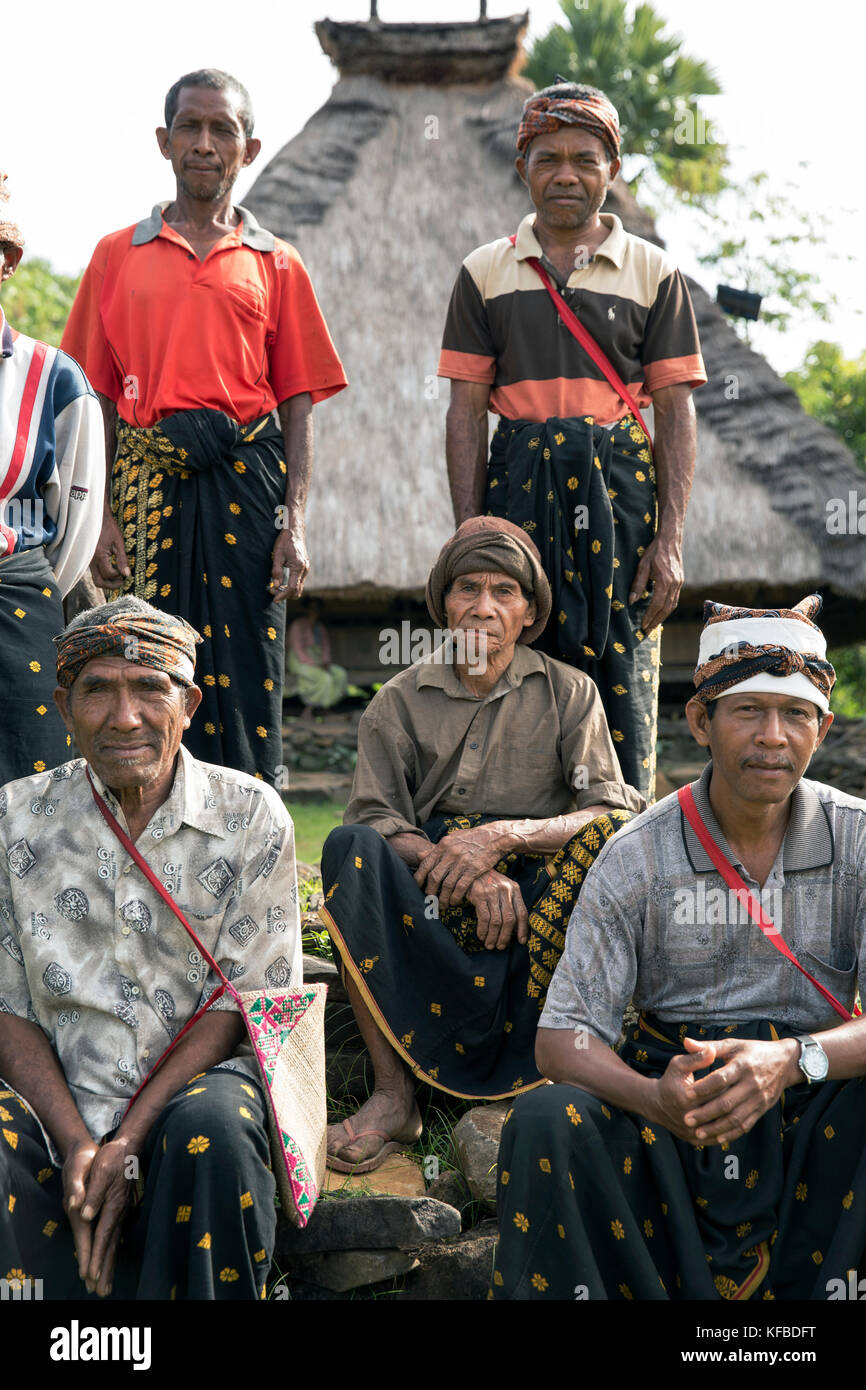 Indonesia, Flores, Indonesia, Flores, ritratto di sambuco gli uomini nel villaggio di kampung tutubhada in rendu Foto Stock
