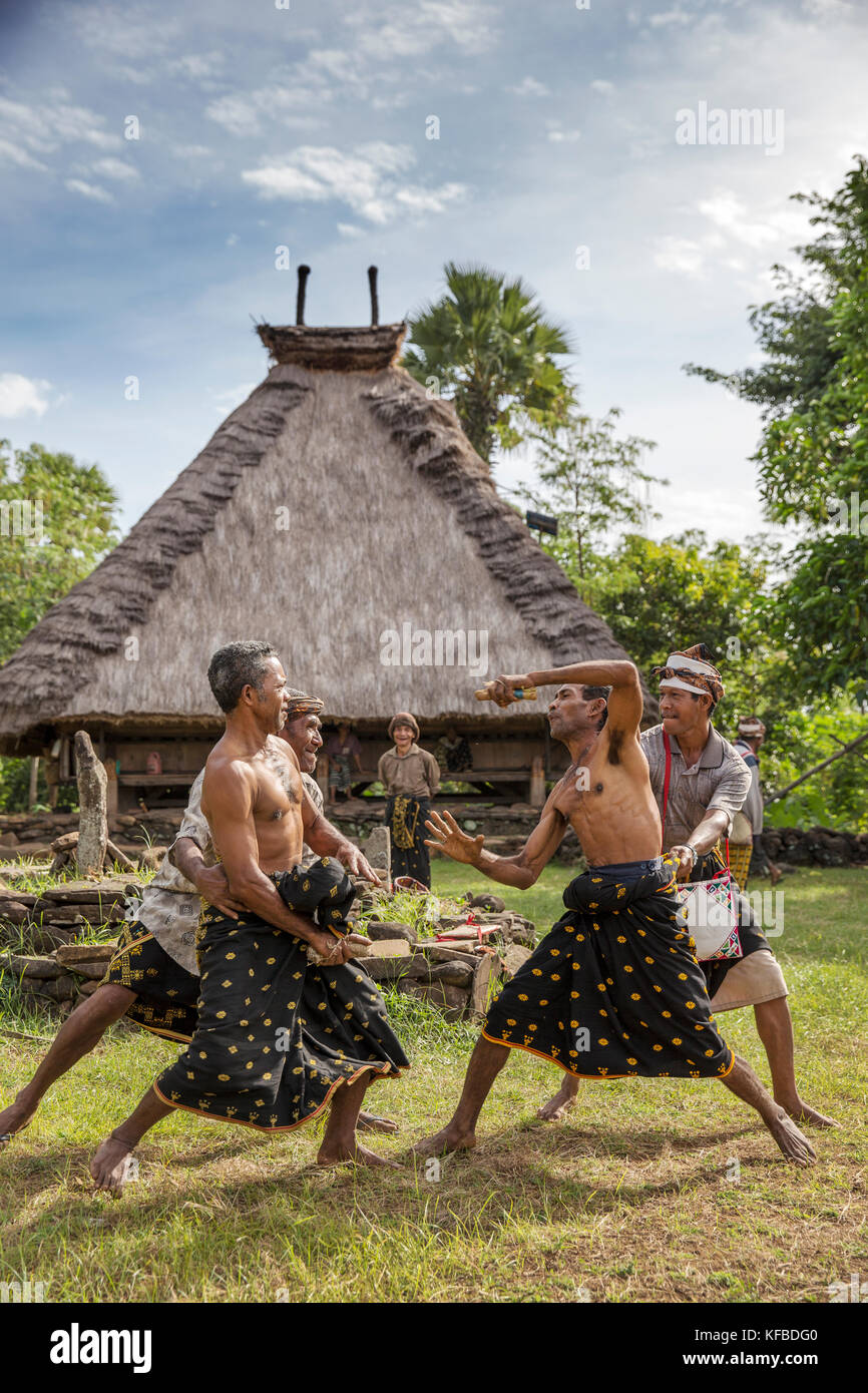 Indonesia, Flores, uomini dimostra boxe tradizionale in kampung tutubhada villaggio in rendu Foto Stock