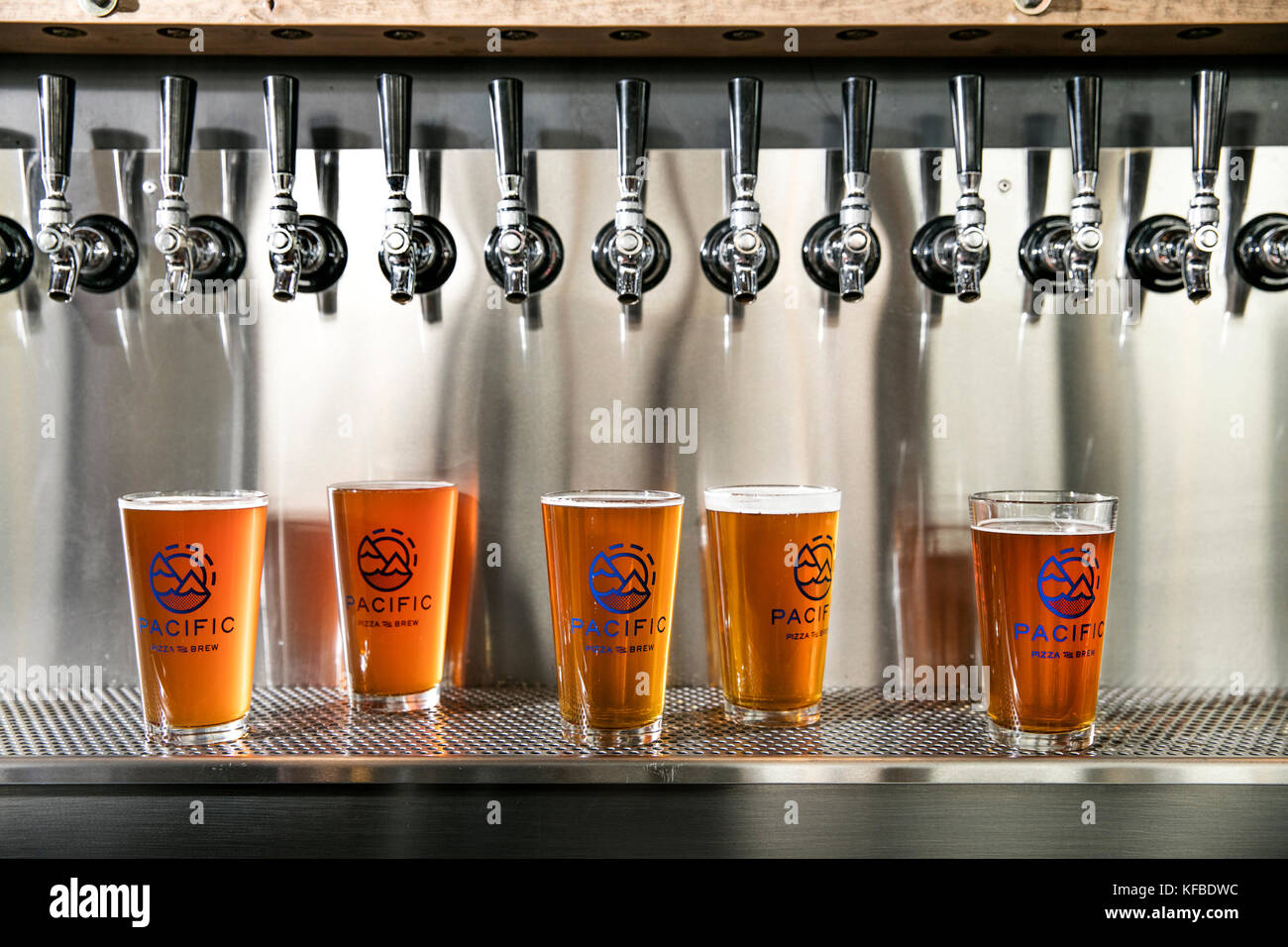 Stati Uniti d'America, Oregon, piegare, Pacific Pizza e birra, la pinta di bicchieri di birra brew Foto Stock