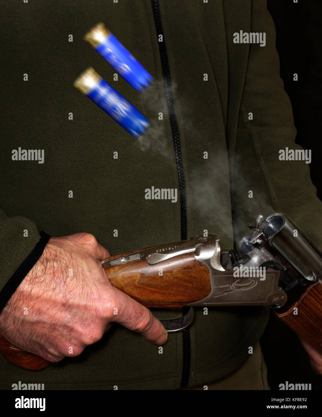 Fucile da caccia basculante nel momento di eiezione di gusci vuoti. Foto Stock
