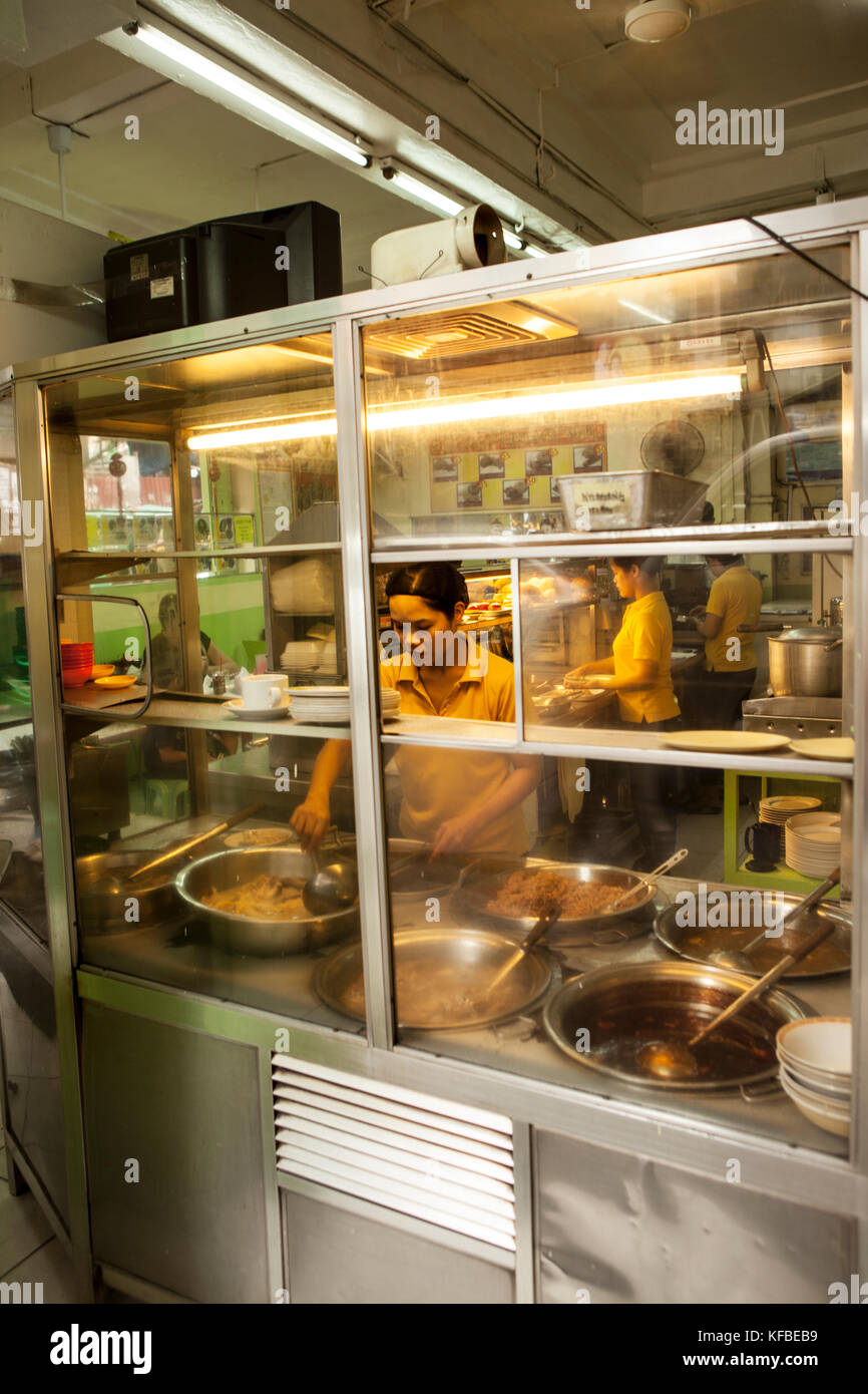 Filippine, Manila, scene di strada in China Town, un aria condizionata ristorante fast food nel quartiere Binando Foto Stock