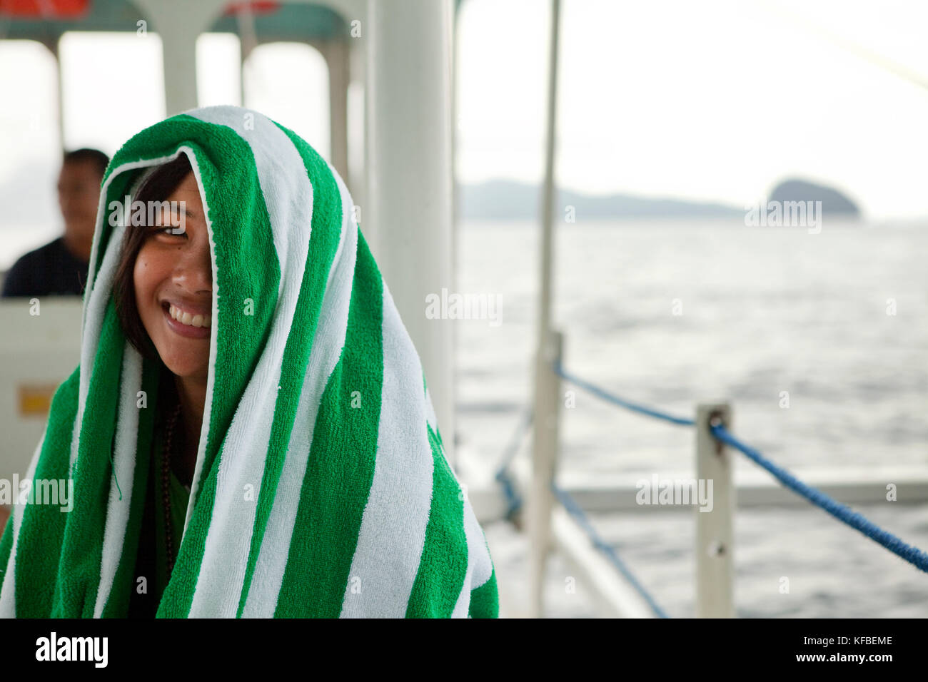 Filippine, palawan el nido, lagen island, un dipendente e residente di el nido prende la barca da lagen island resort a el nido, bacuit Bay, il s Foto Stock