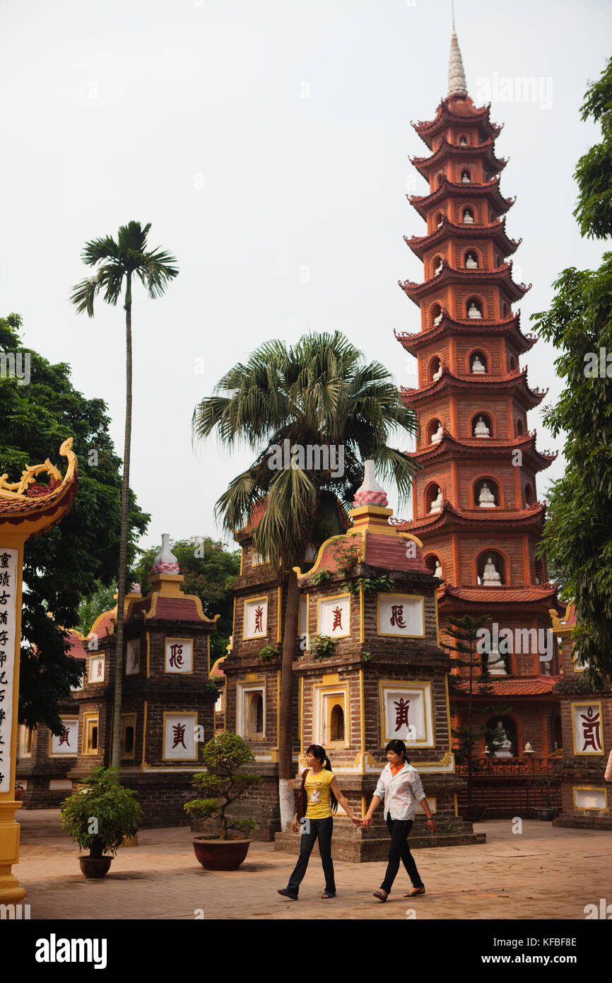 Il Vietnam, Hanoi, una giovane coppia a piedi intorno al tran quoc pagota situato al lago Hoan Kiem Foto Stock