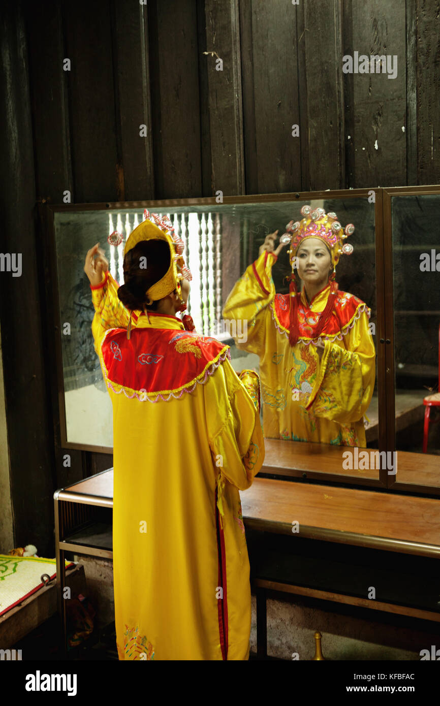 Il Vietnam, tonalità tu duc tomba, ballerino ms. Nguyen Thien ngoc abiti in tradizionale costume vietnamita per una performance Foto Stock