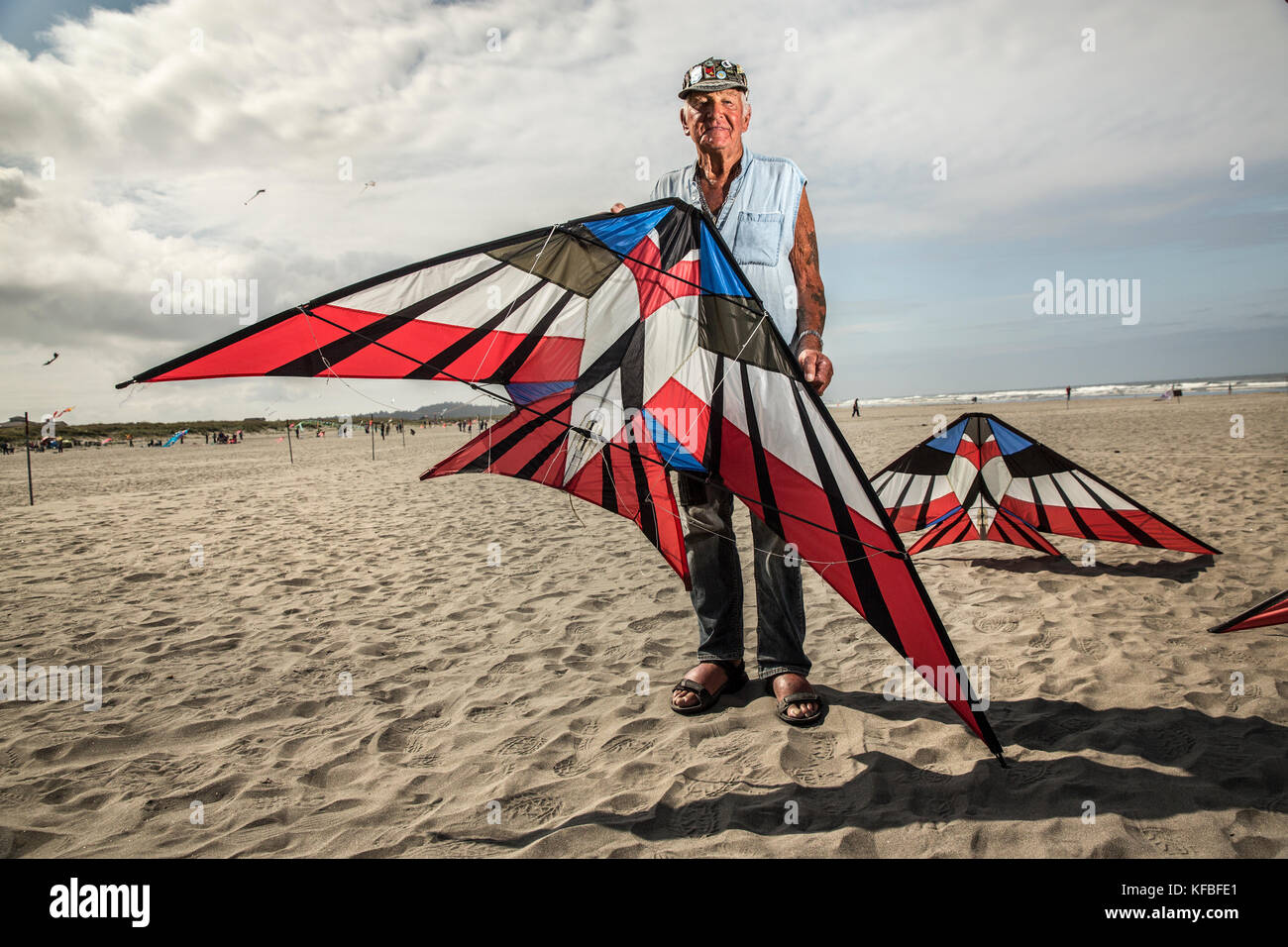 Stati Uniti d'America, nello stato di Washington, spiaggia lunga penisola, international kite festival, ritratto di vancouver, Canada resident Ray Bethell, egli è ben noto in k Foto Stock