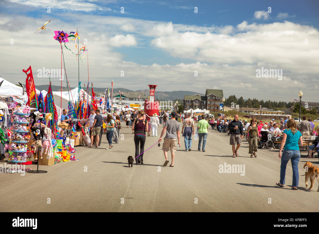 Stati Uniti d'America, nello stato di Washington, spiaggia lunga penisola, international kite festival, la fila di prodotti alimentari e fornitori di kite a kite festival Foto Stock
