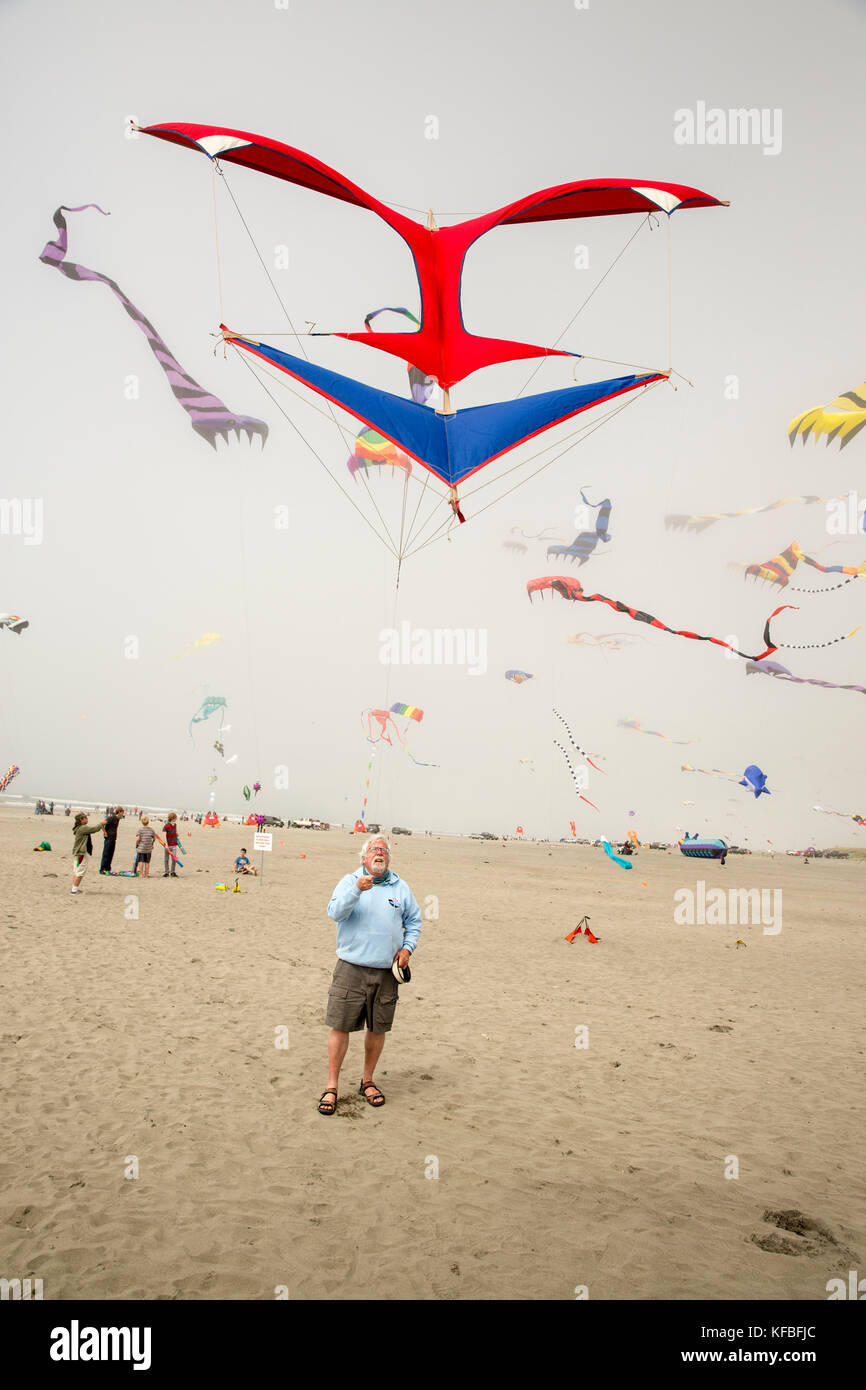 Stati Uniti d'America, nello stato di Washington, spiaggia lunga penisola, international kite festival, Jim giorno con il suo blu e rosso riproduzione di un 1920's design Foto Stock