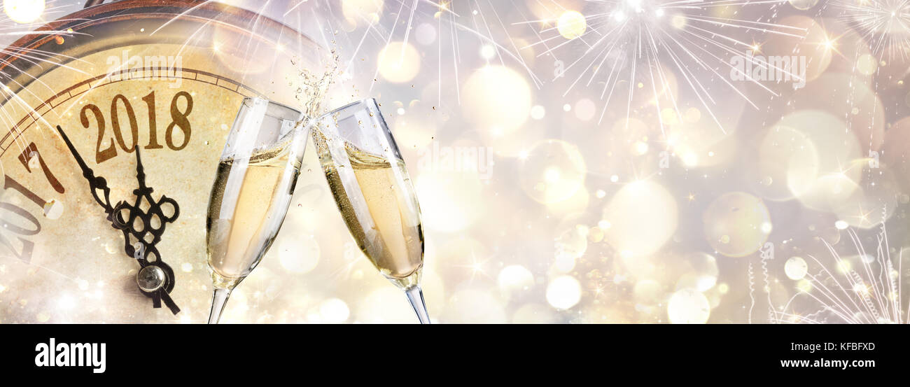 Nuovo anno 2018 - brindisi con champagne e orologio Foto Stock