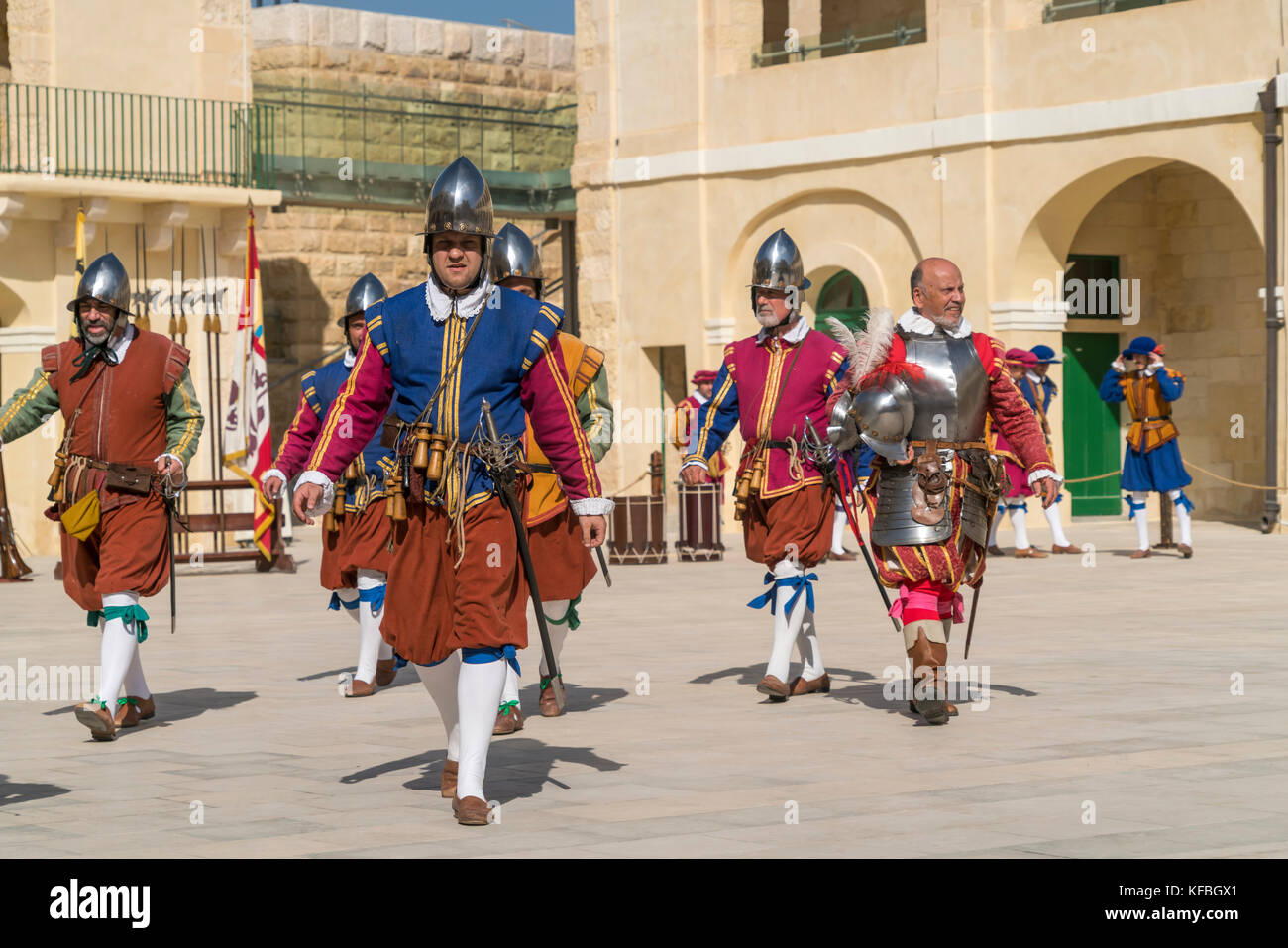 Soldaten bei der in guardia sfilata in historischen uniformen im fort st elmo, Valletta, Malta | soldati della rievocazione storica in guardia par Foto Stock