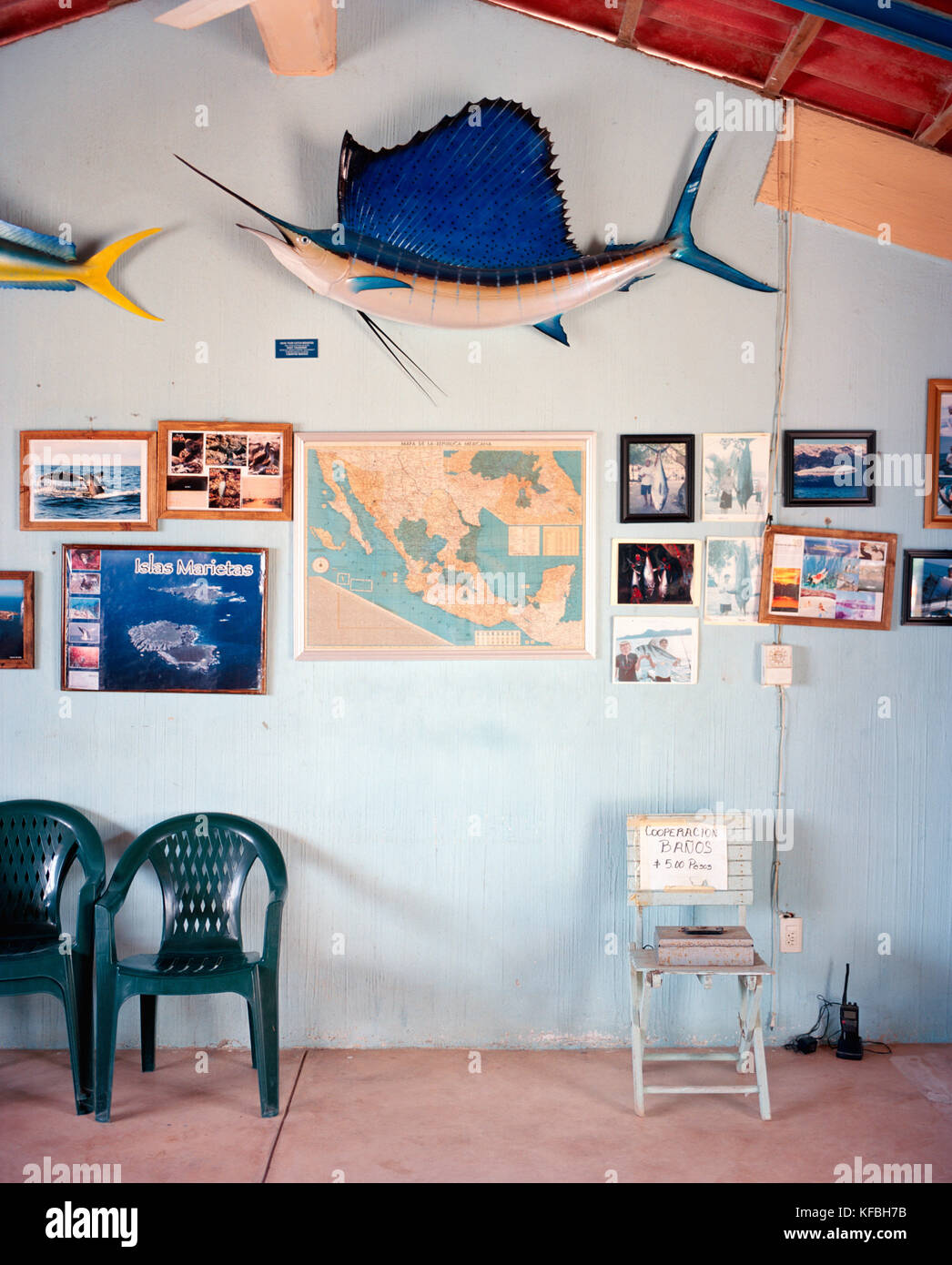 Messico, Punta Mita, replica di pesce spada, cornici e mappa montato sulla  parete office al villaggio locale Foto stock - Alamy